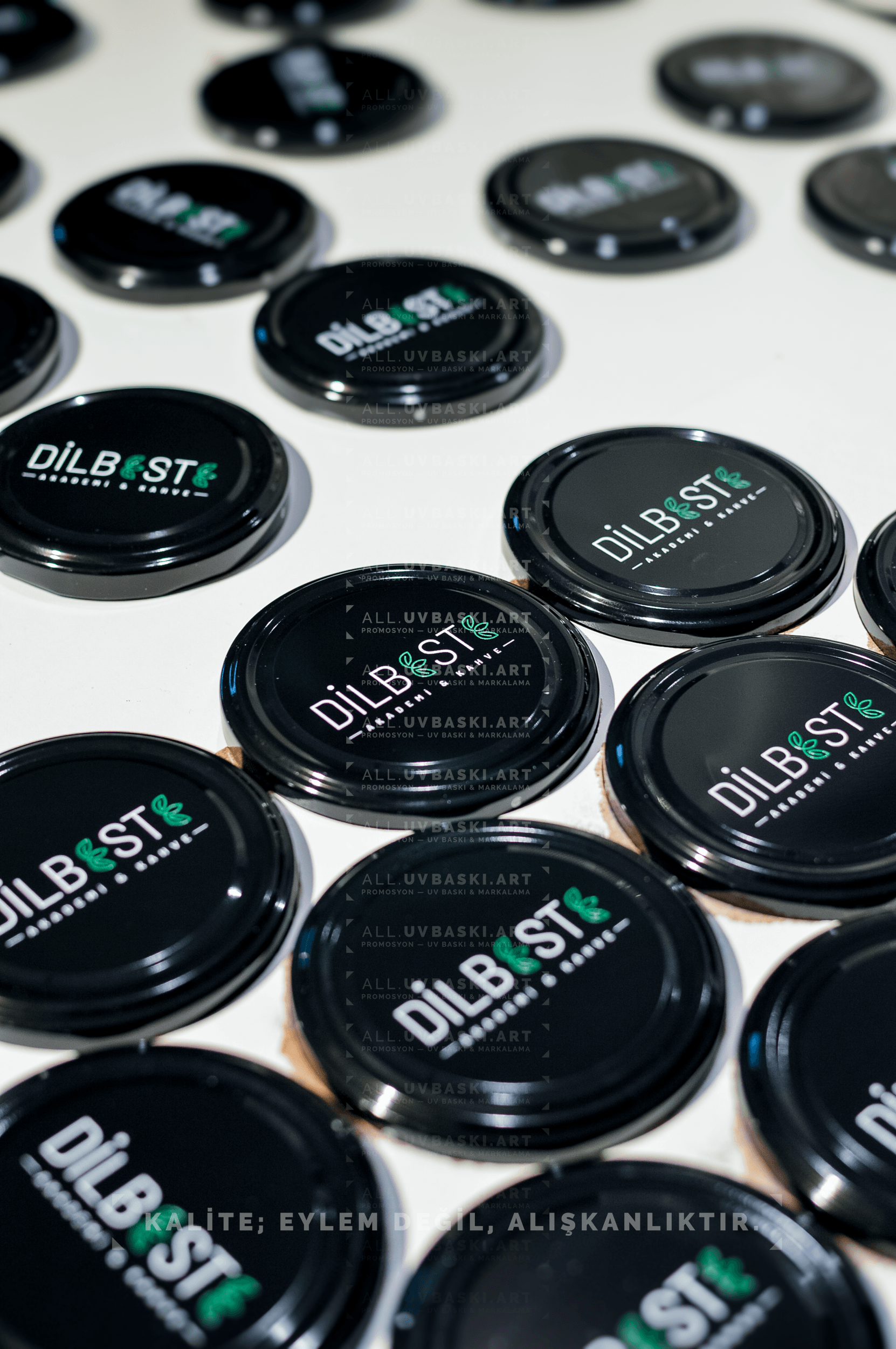 Siyah kavanoz kapağı üzerine Dilbeste Cafe logosu, UV baskı örneği.