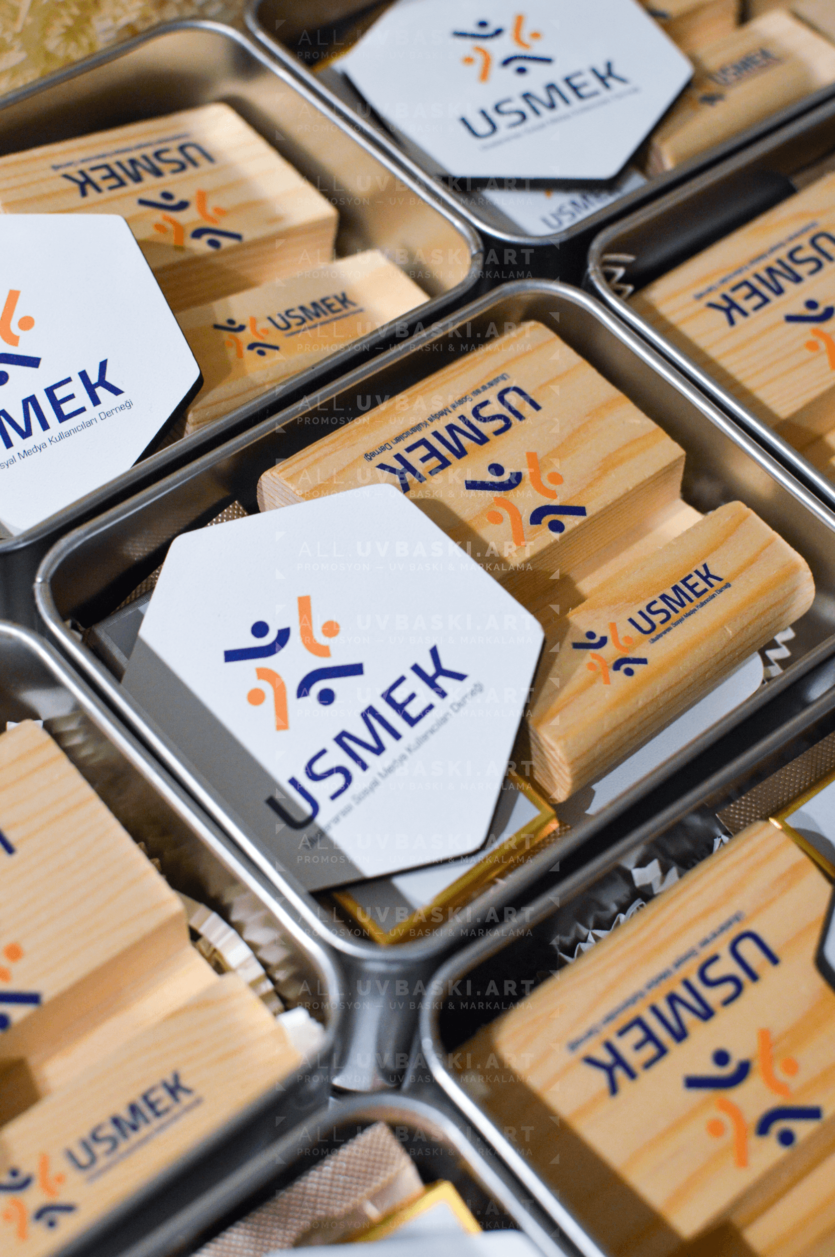 Yeşil tonlarda startup logosu UV baskılı metal kutu hediye seti (kahve, açacak, çikolata, magnet, telefon standı).