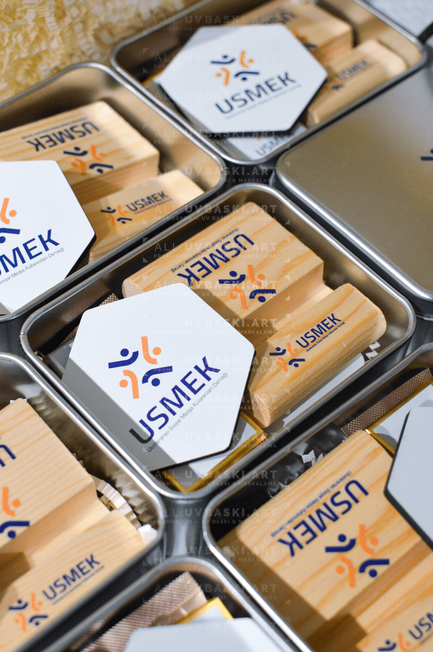 Kahve tonlarında gıda markası logolu, UV baskılı metal kutu hediye seti ve içindeki kahve, çikolata, açacak, magnet, stand.