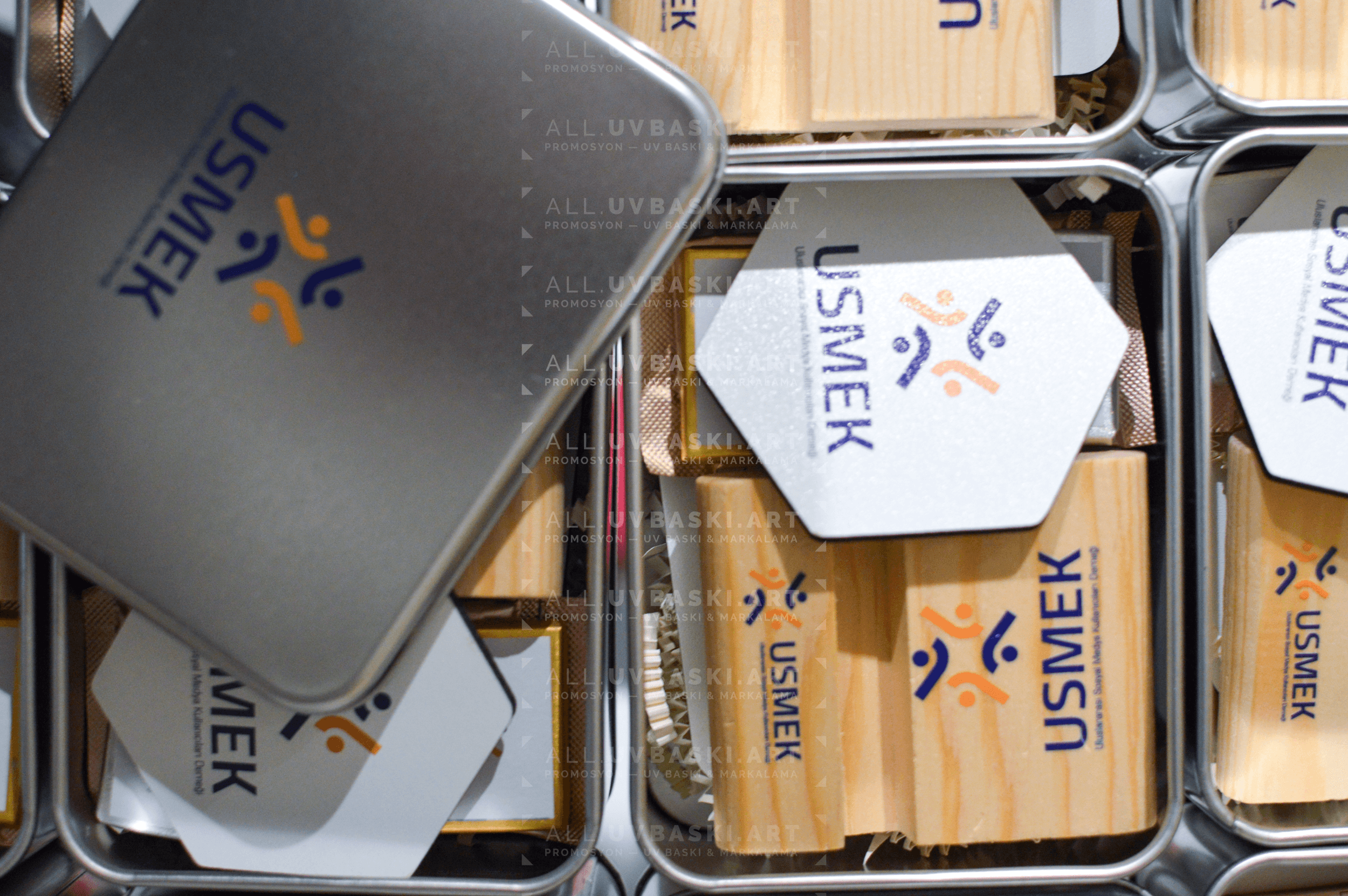 Klasik finans kurumu logolu, UV baskılı metal kutulu kurumsal hediye seti (kahve, açacak, çikolata, magnet, telefon standı).