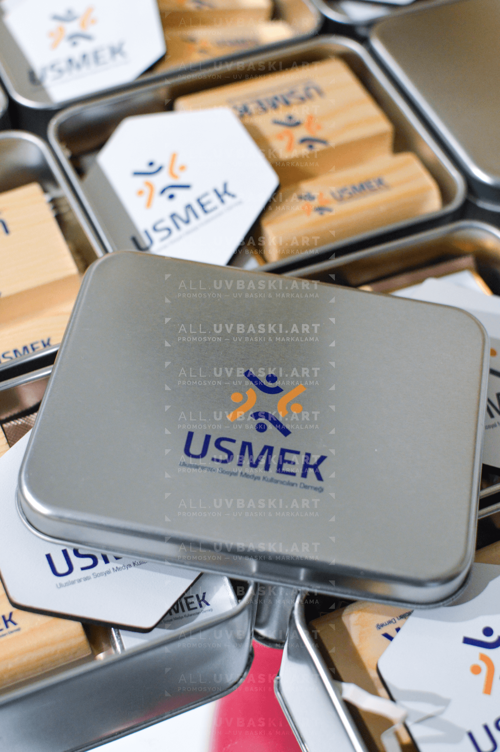 Renkli yaratıcı ajans logolu, UV baskılı metal hediye seti kutusu ve içindeki ürünler (kahve, açacak, çikolata, magnet, stand).