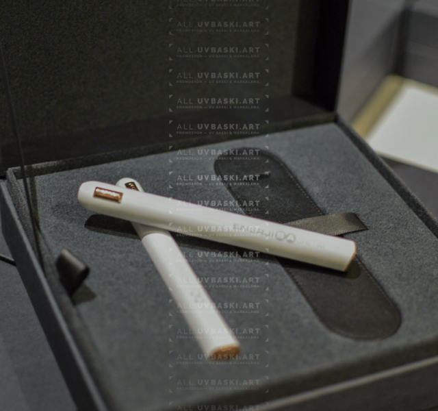 Beyaz LAMY dolma kalem üzerinde lazerle işlenmiş marka ismi.