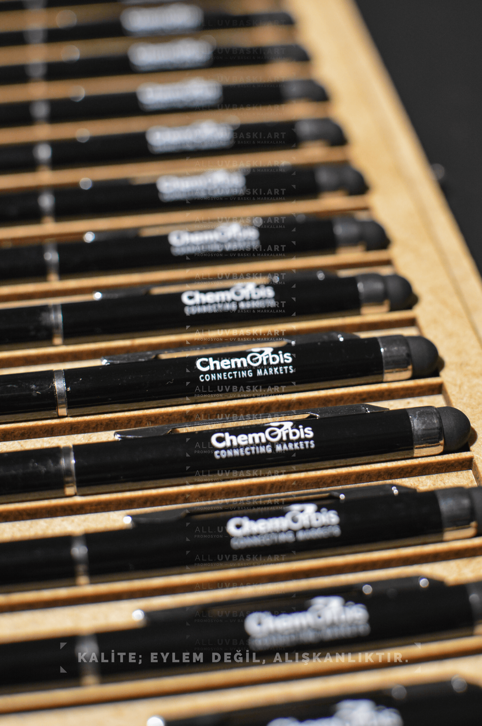 Siyah metal tükenmez kalem üzerinde beyaz UV baskı ile marka ismi.