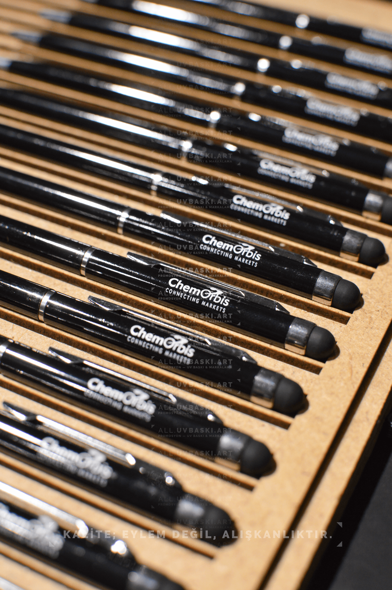 Siyah metal tükenmez kalemde beyaz UV baskı ile promosyon tasarımı.