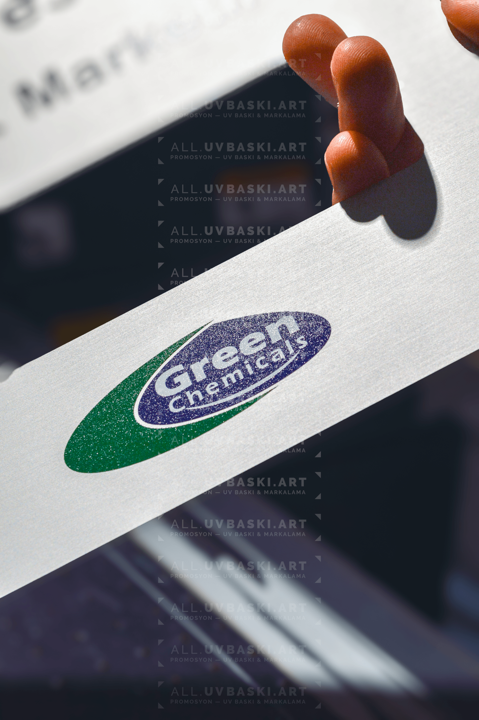 Beyaz boyalı alüminyum panel üzerine UV baskılı renkli grafik tasarım.