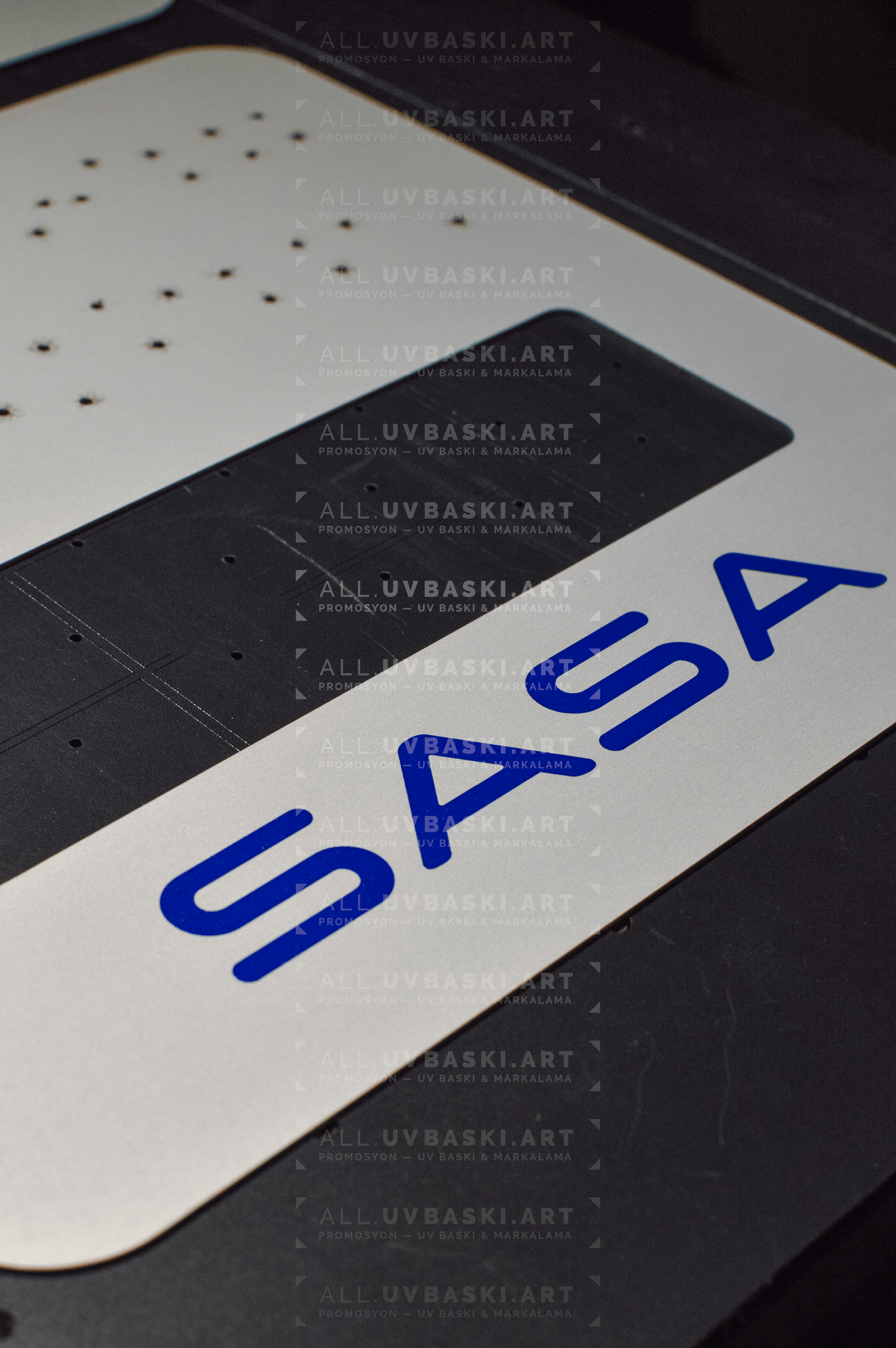 Alüminyum üzerine UV baskı detayı, baskı dokusu ve renklerin yakın çekimi.