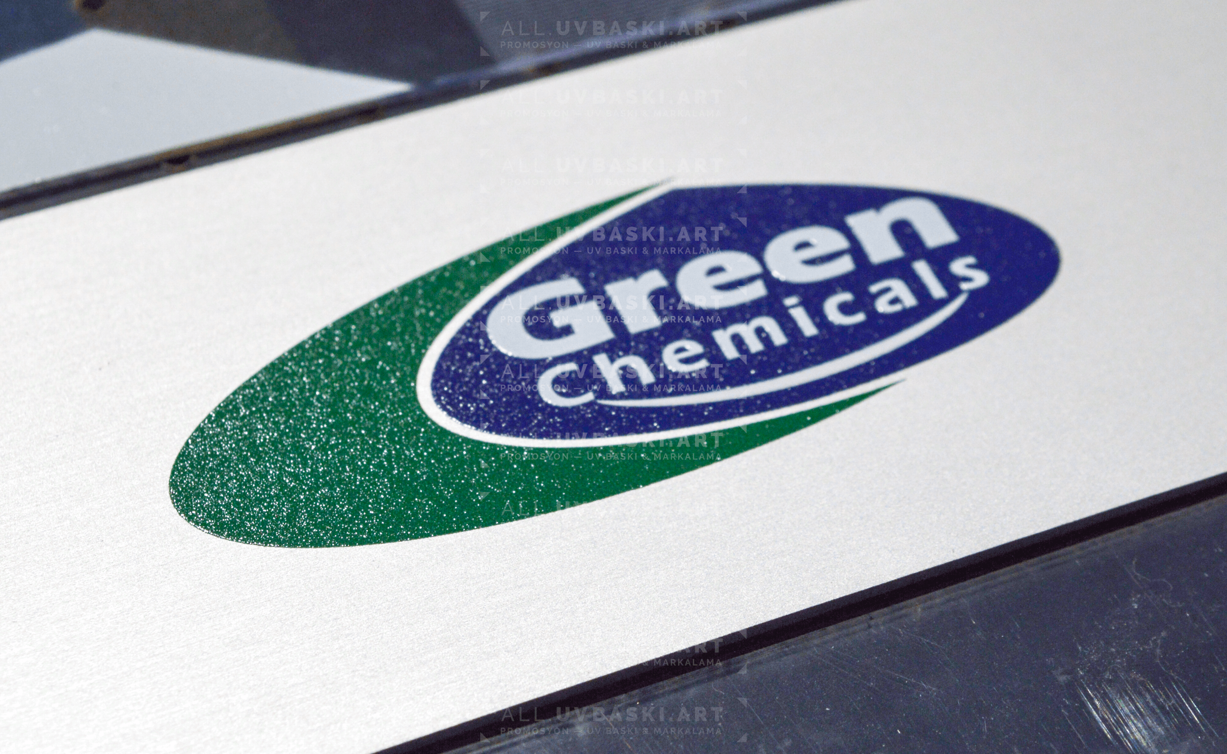 Alüminyum levha üzerine UV baskılı dış mekan kurumsal şirket tabelası (logo ve isim).