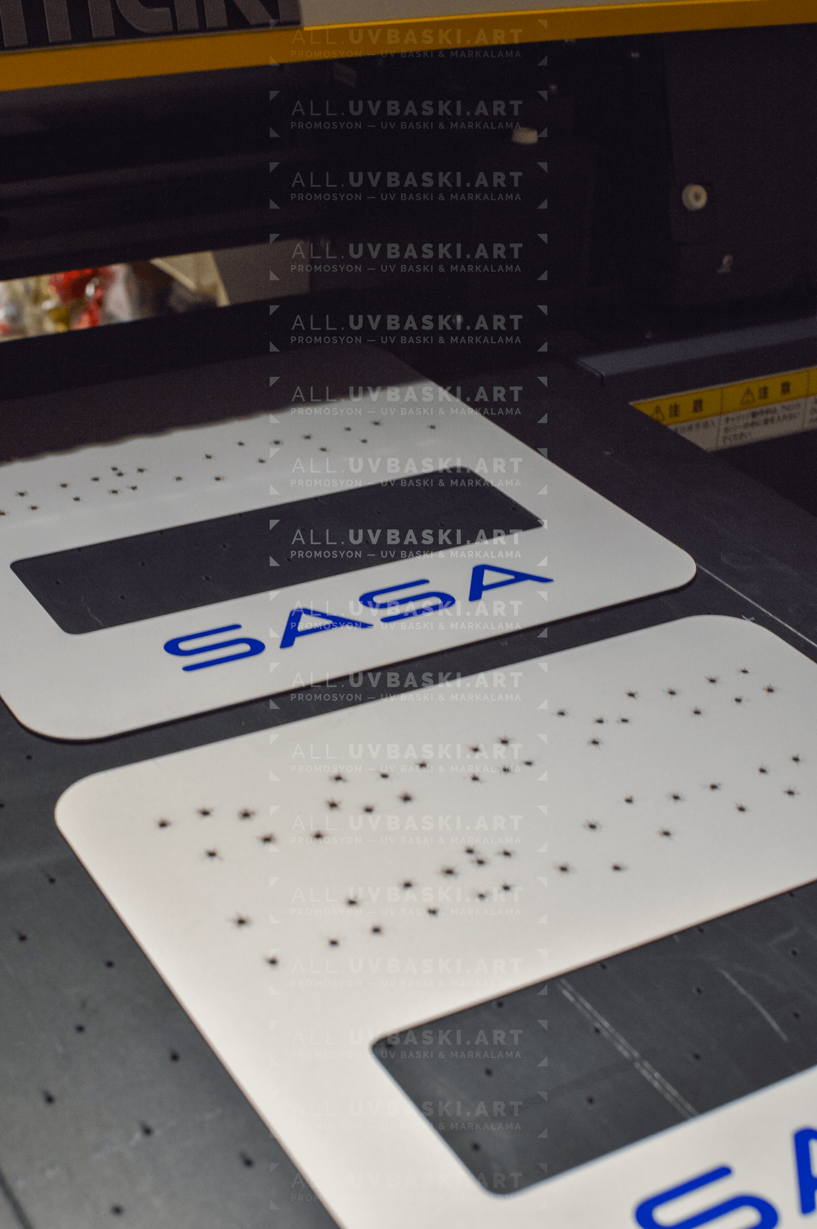 Renkli alüminyum üzerine beyaz mürekkep alt baskı ile UV baskı uygulaması detayı.