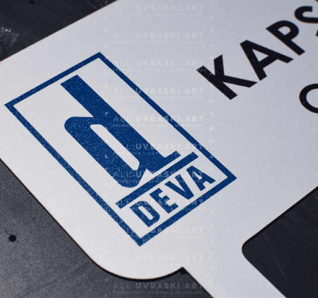 Alüminyum üzerine UV baskılı özel tasarım metal kartvizitler grubu.