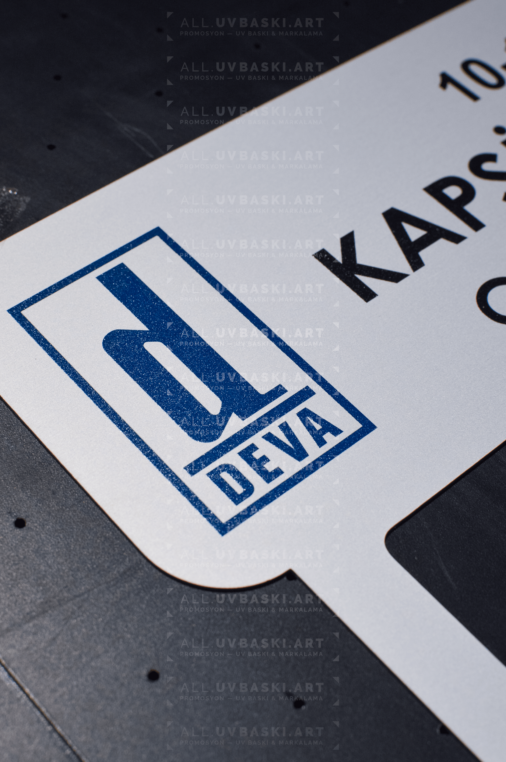 Alüminyum üzerine UV baskılı özel tasarım metal kartvizitler grubu.