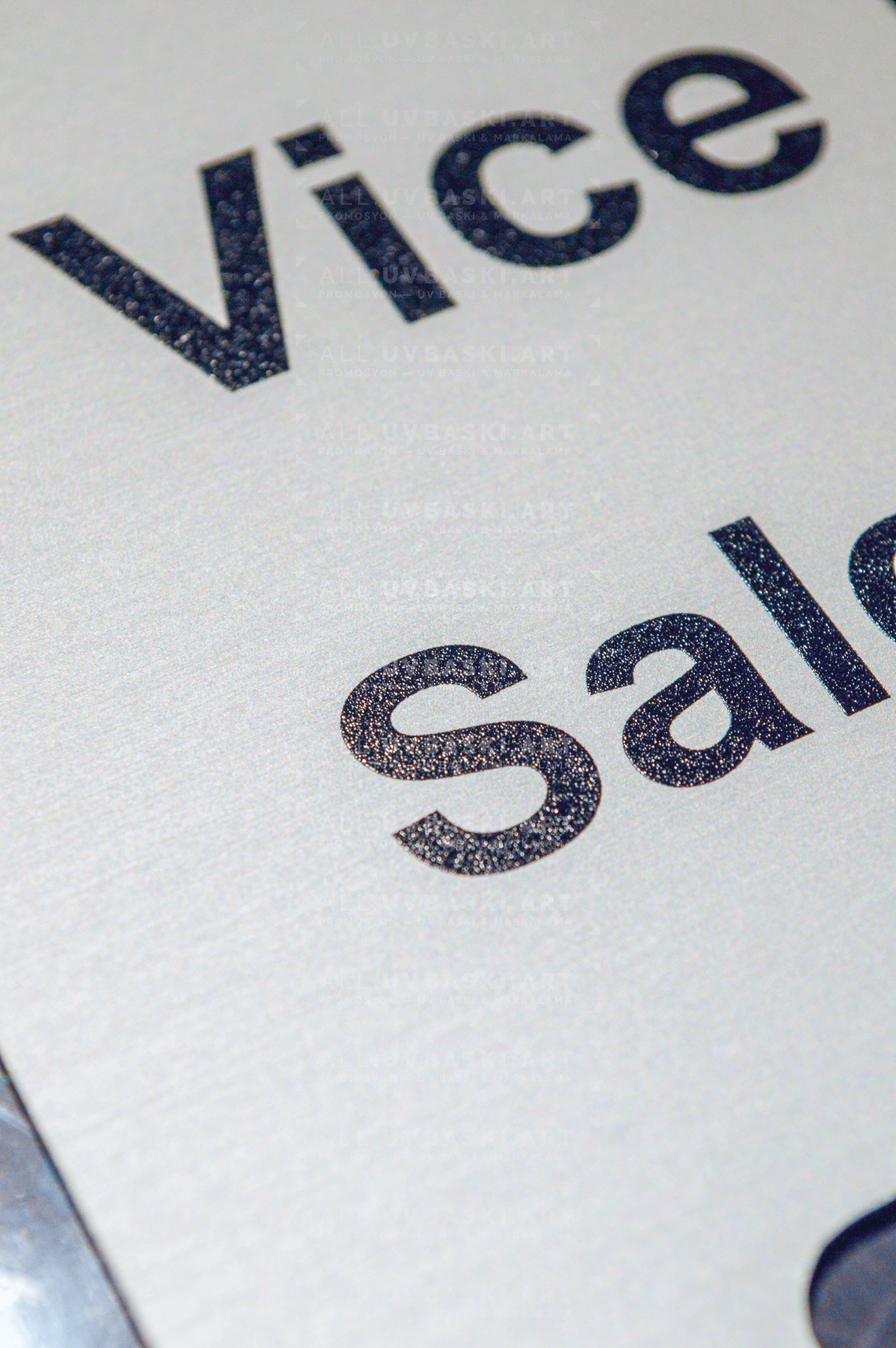 Beyaz kaplamalı alüminyum üzerine UV baskılı ok ve metin içeren yönlendirme levhası.