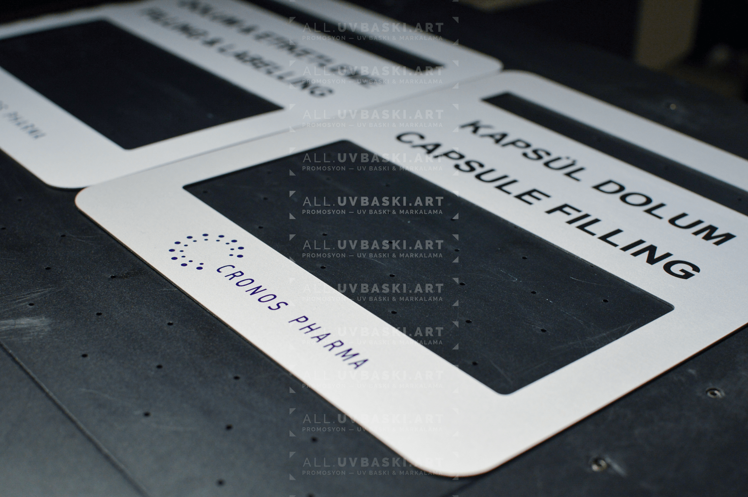 Alüminyum plaka üzerine UV baskılı özel tasarım ödül veya takdir plaketi.