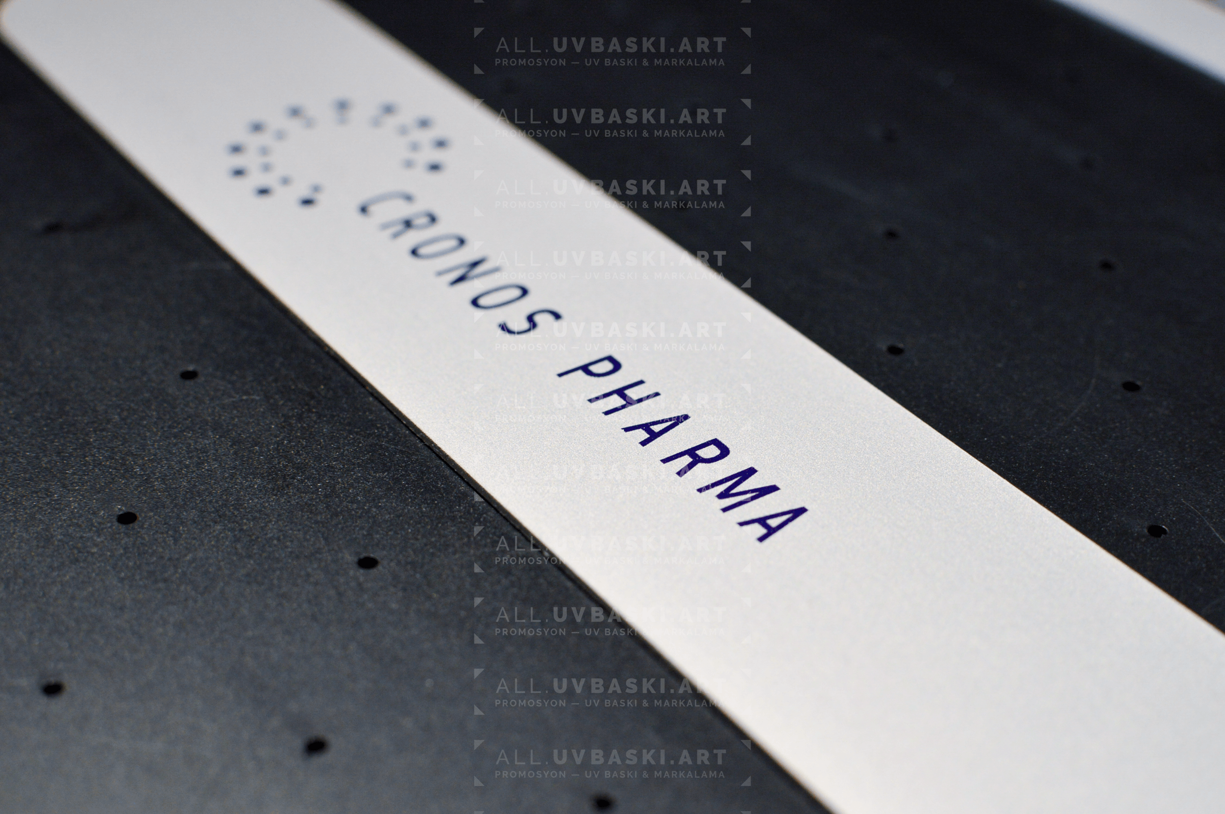 Alüminyum üzerine UV baskılı ürün bilgileri ve marka içeren perakende POS ekran paneli.