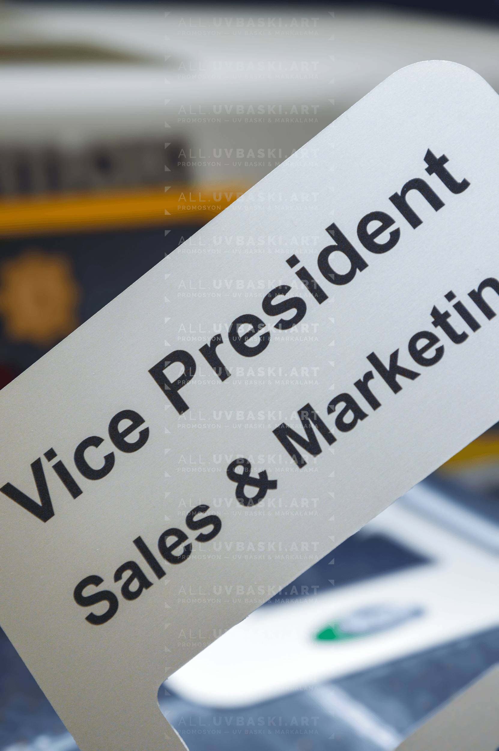 Eloksallı (anodized) alüminyum üzerine UV baskılı şirket logosu ve isimlik.