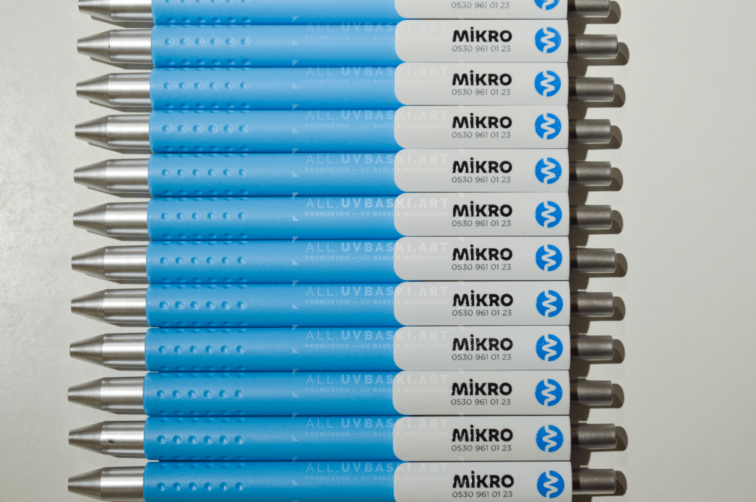 Mavi Kalem Üzerine Renkli Logo Baskısı – ALL ile Canlı Tasarım