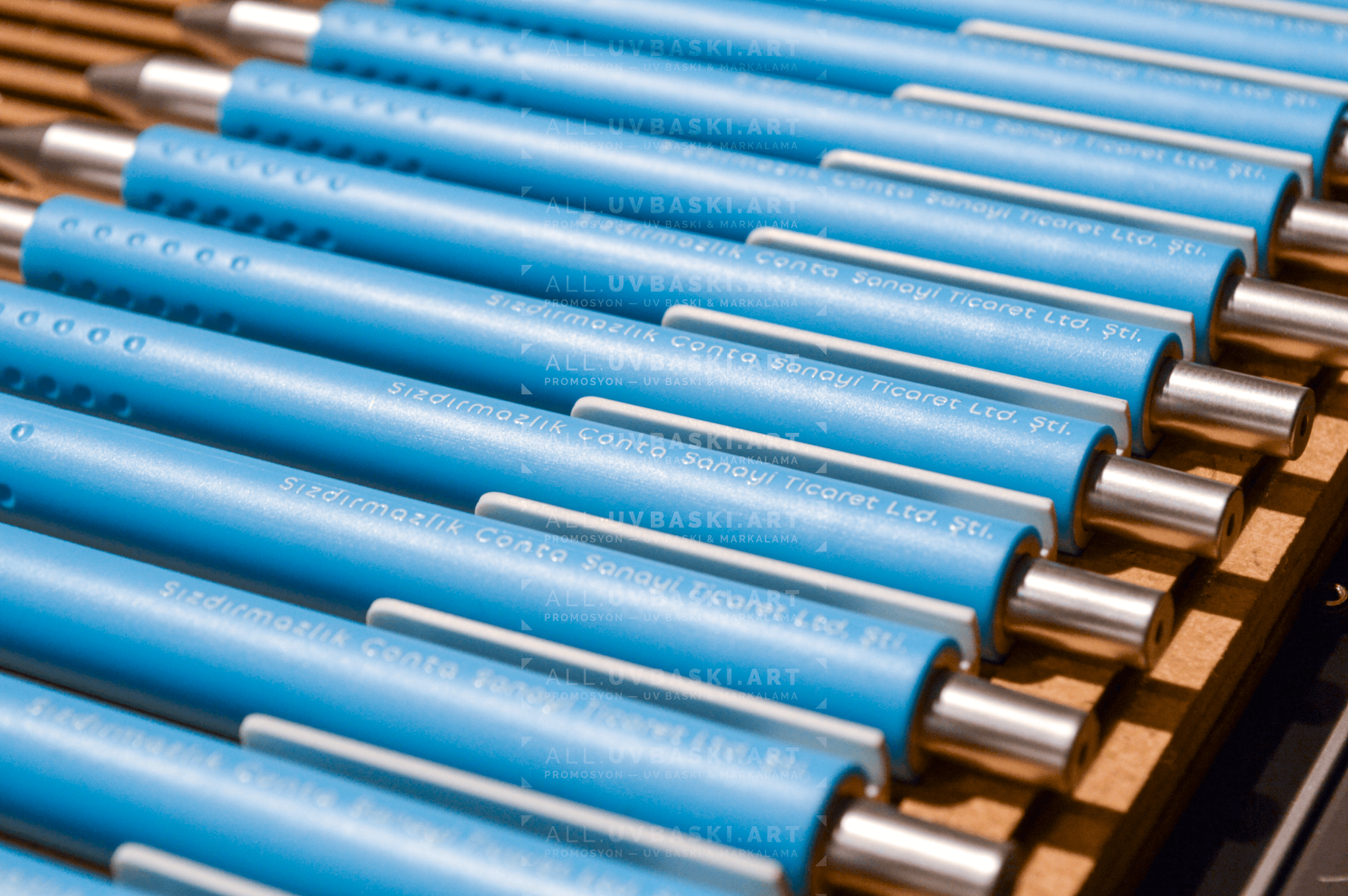 Mavi plastik kalem üzerinde beyaz harf baskısı