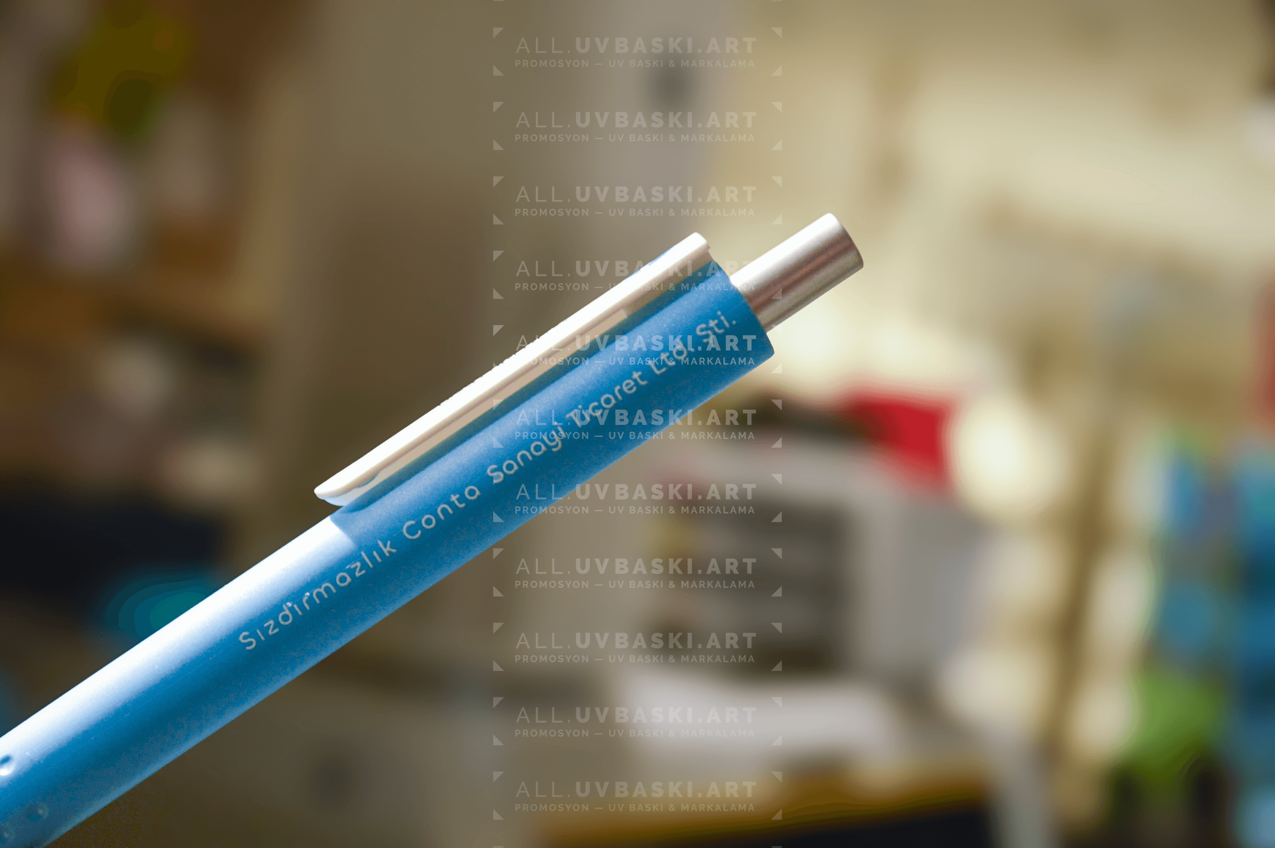 Mavi Kalem Üzerine Beyaz Yazı Baskısı – ALL ile Minimal Tasarım