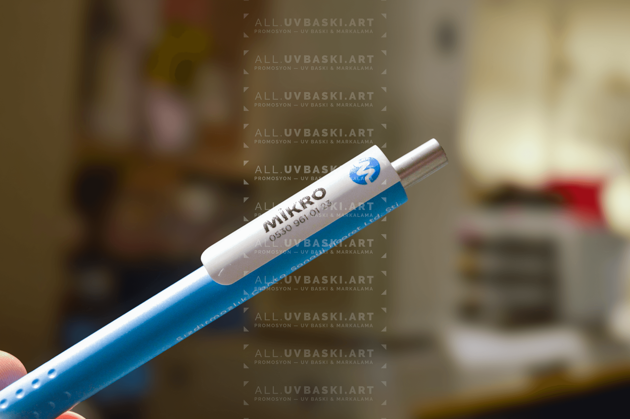 Mavi Kalem Üzerine Beyaz İnce Yazı Baskısı – all.uvbaski.art