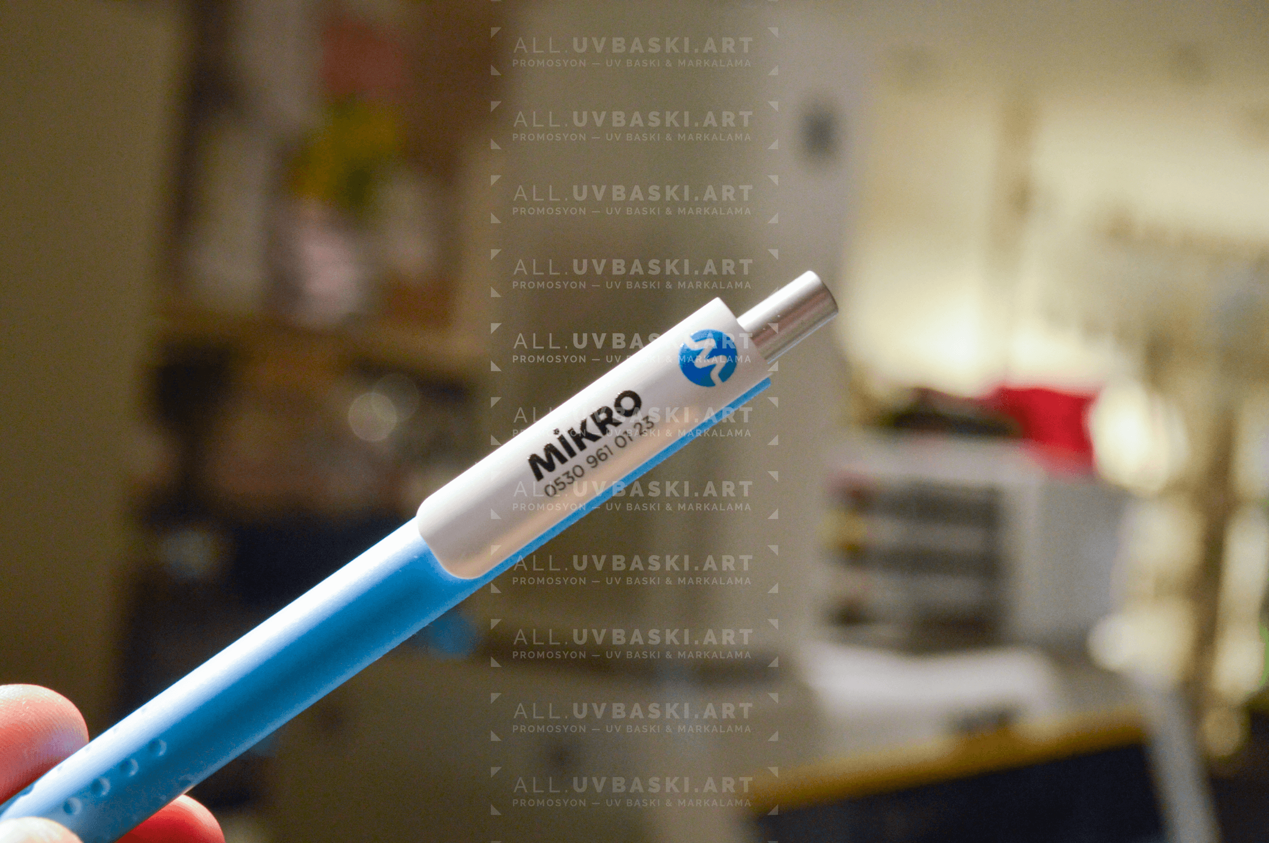 Mavi Kalem Üzerine Çok Renkli Karakter Baskısı