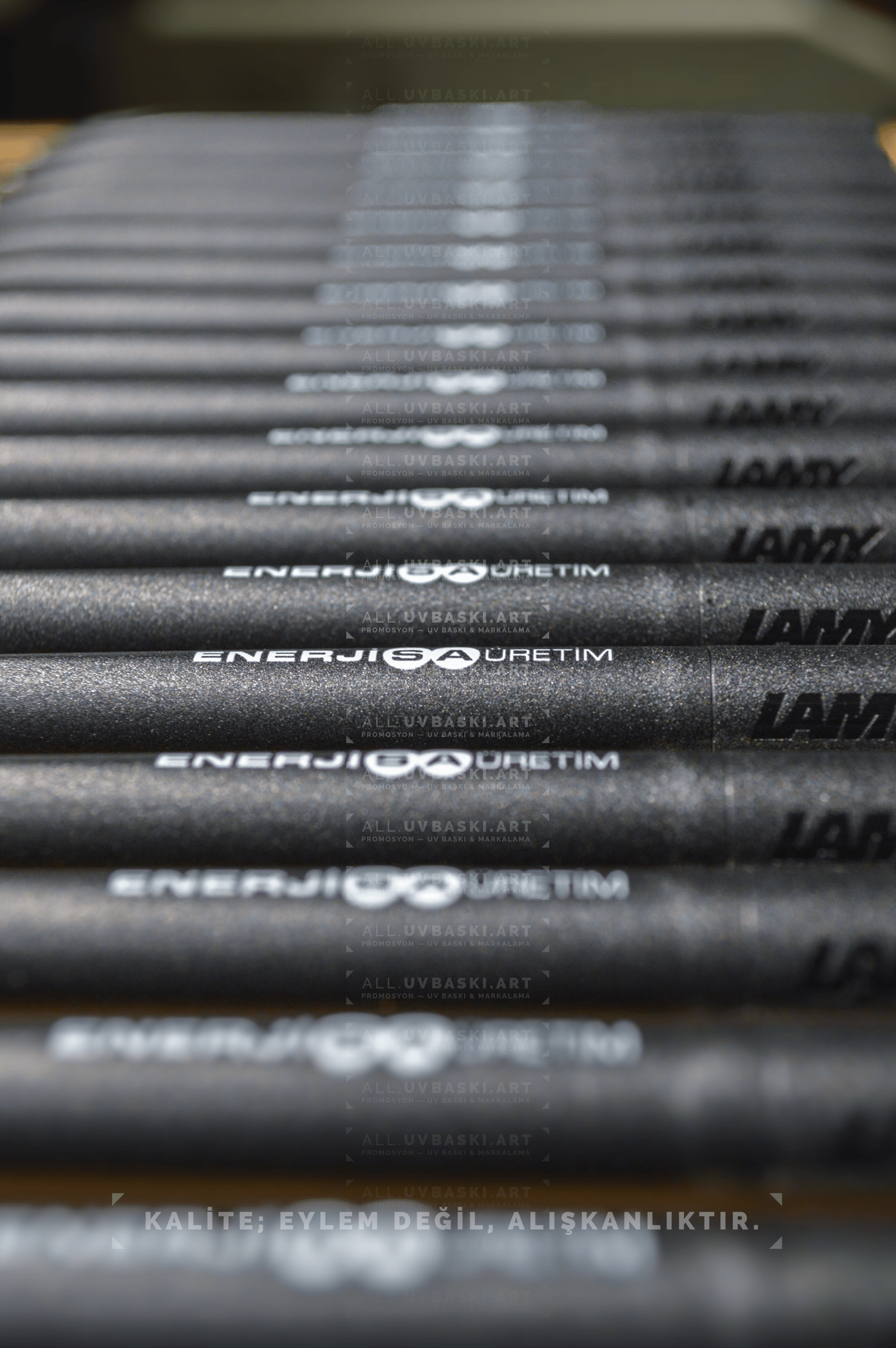 Siyah Lamy ABS plastik kalem üzerine UV baskı logo örneği