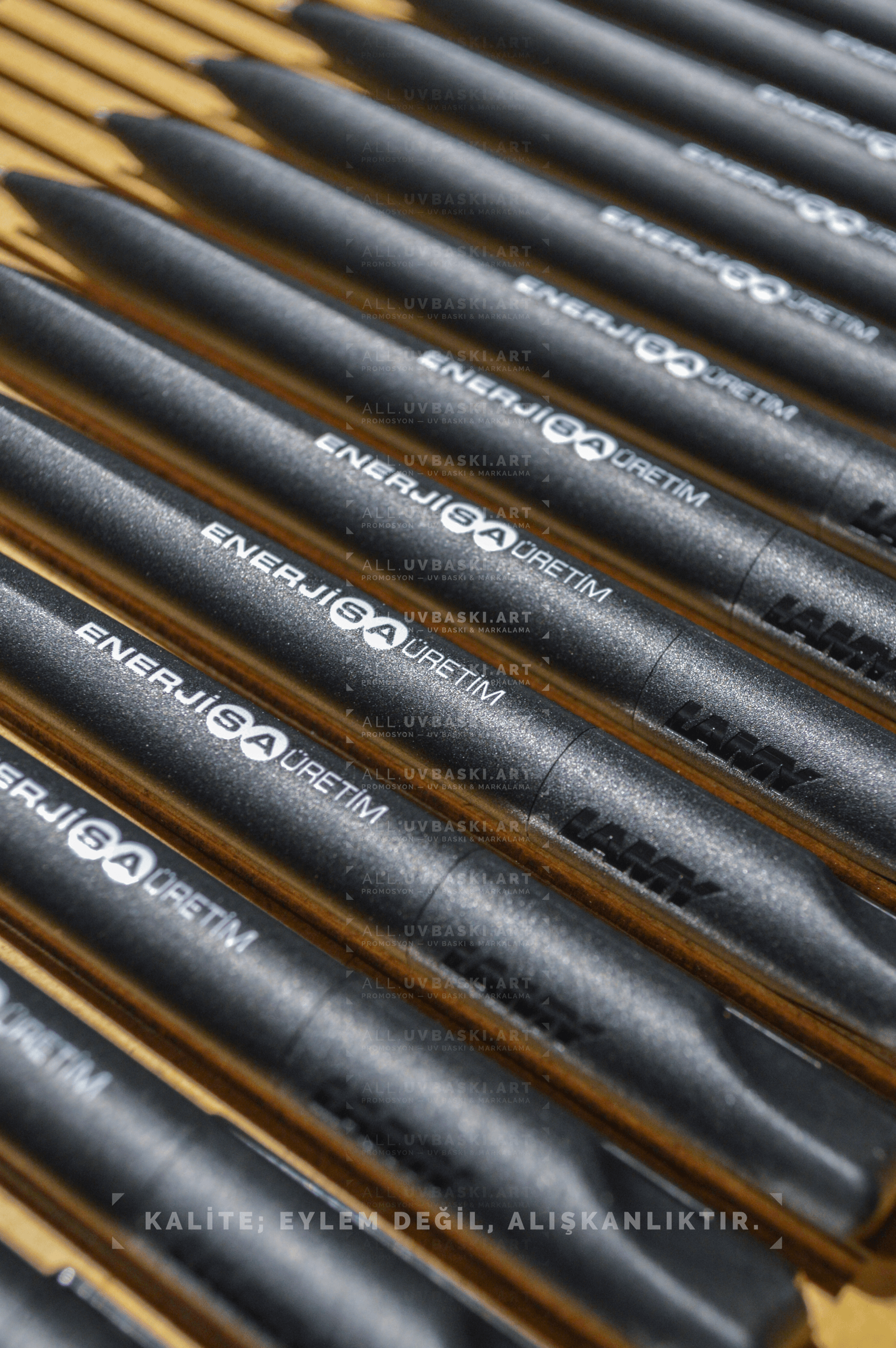 Siyah plastik kalem üzerinde logo baskısı