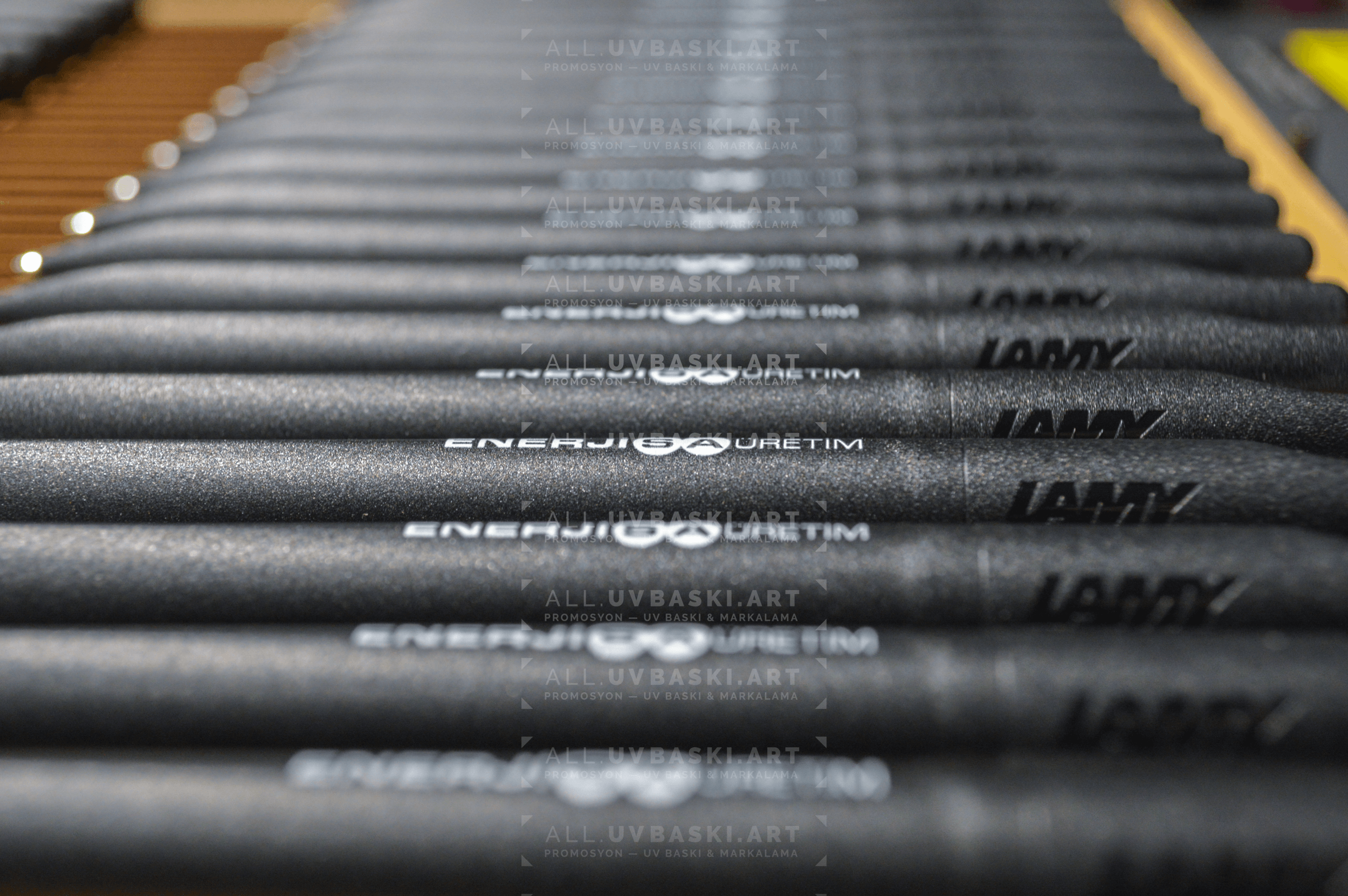 Siyah Kalem Üzerine Beyaz Kurumsal Logo Baskısı – ALL ile Şık Tasarım