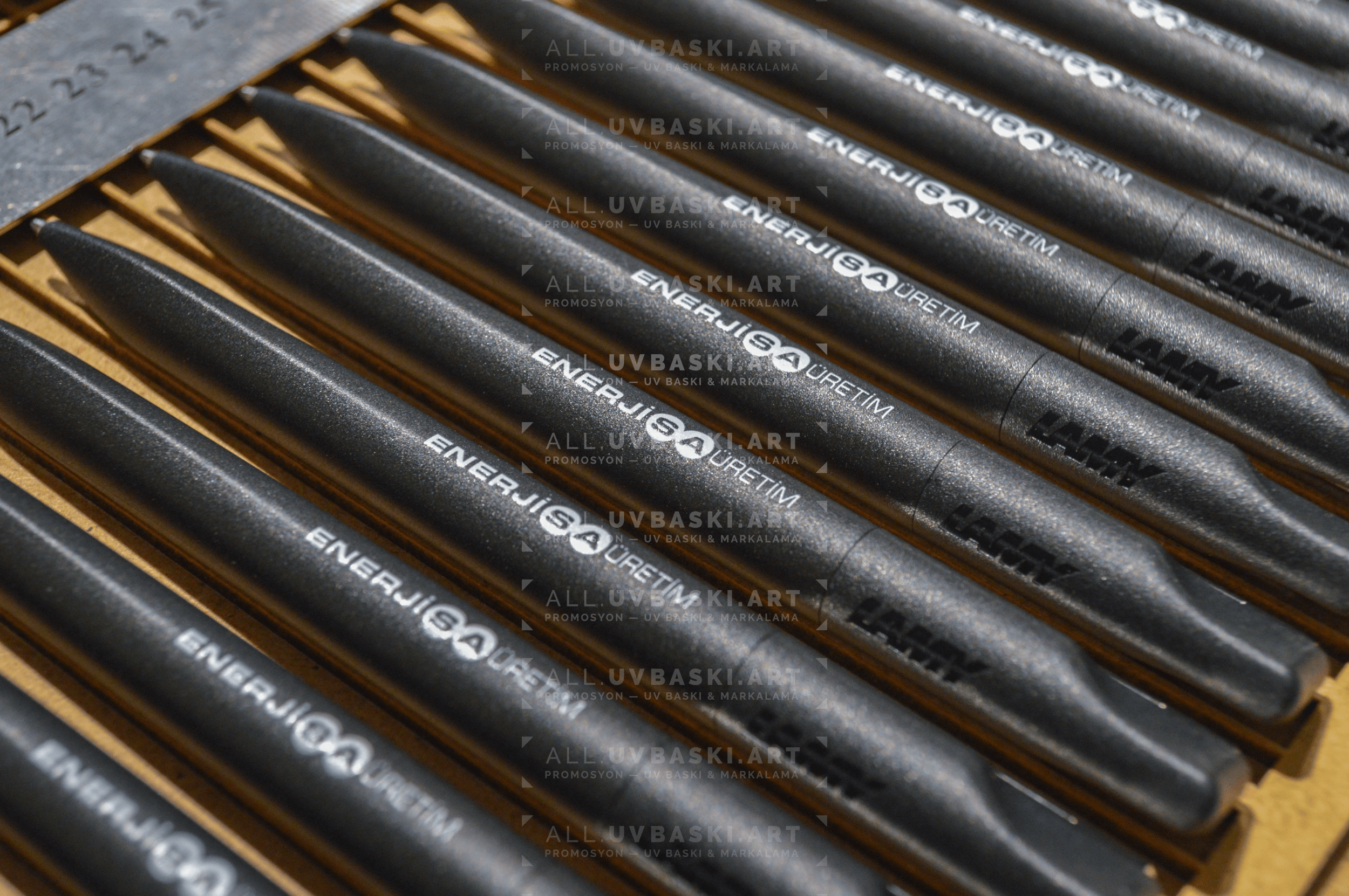 Siyah Lamy® Kalem Üzerine Beyaz Logo – all.uvbaski.art