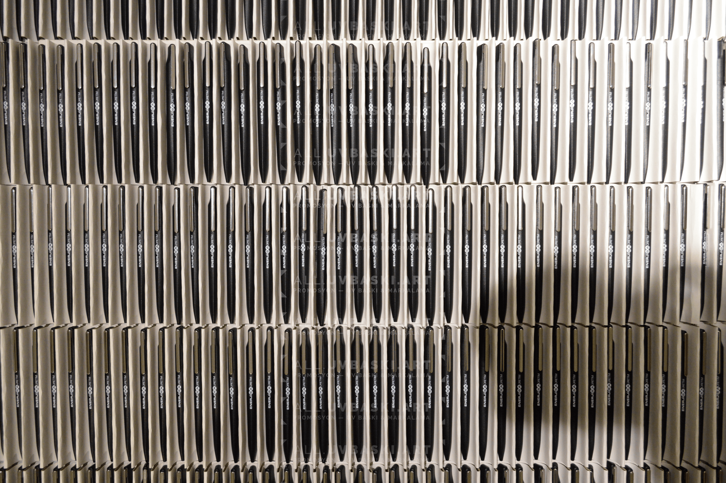 Siyah Kalemler Üzerine Beyaz Logo Baskısı – ALL ile Profesyonel Sunum