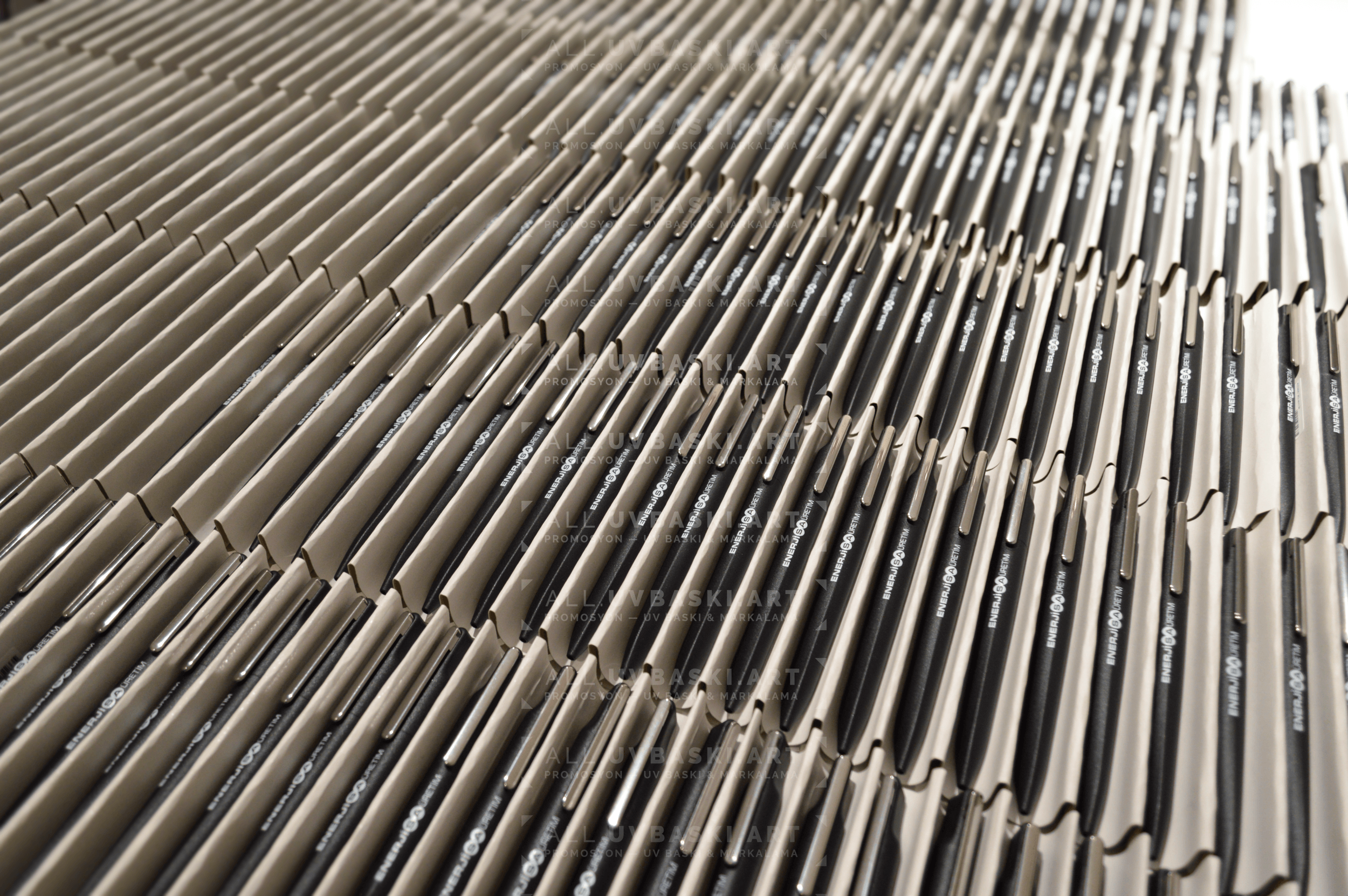 Siyah Kalemler Üzerine Beyaz Logo Baskısı – ALL ile Kurumsal Şıklık