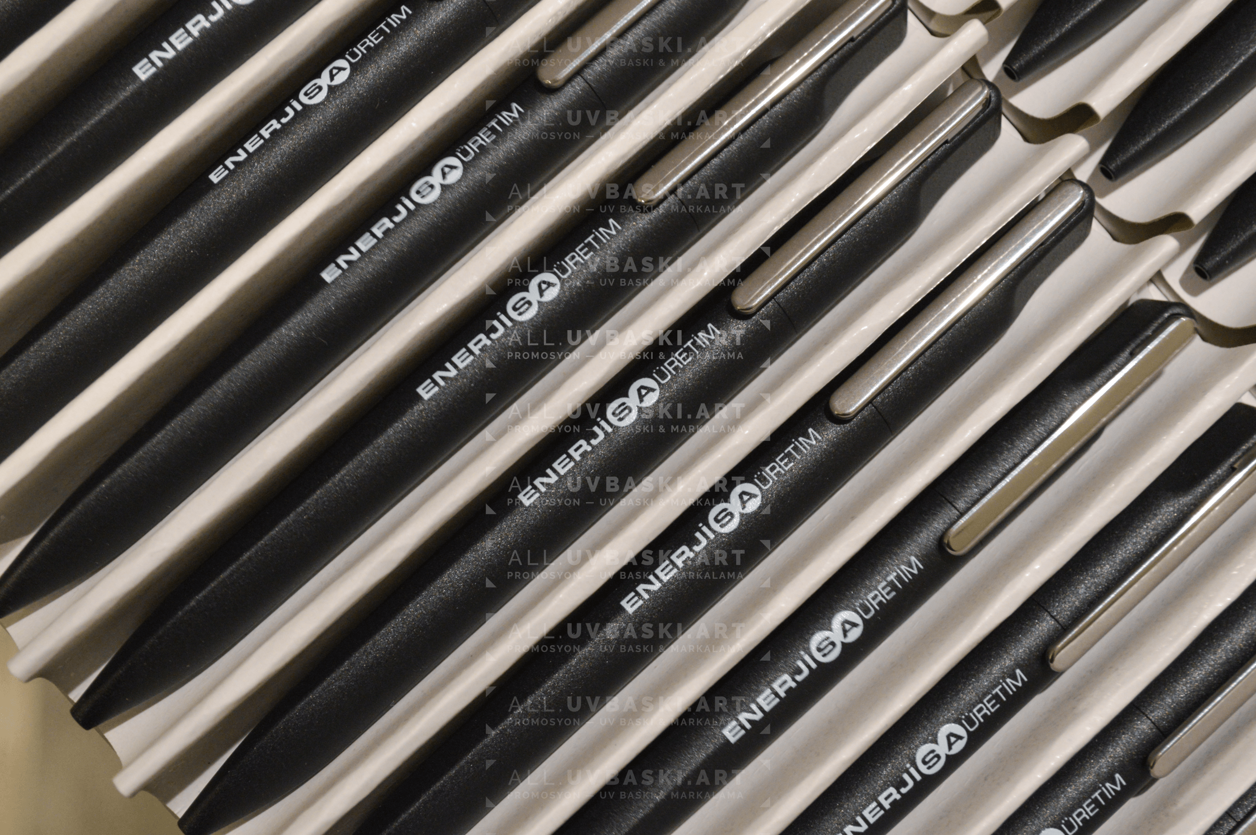 Siyah Kalem Üzerine Beyaz İnce Yazı Baskısı – ALL ile Detaylar