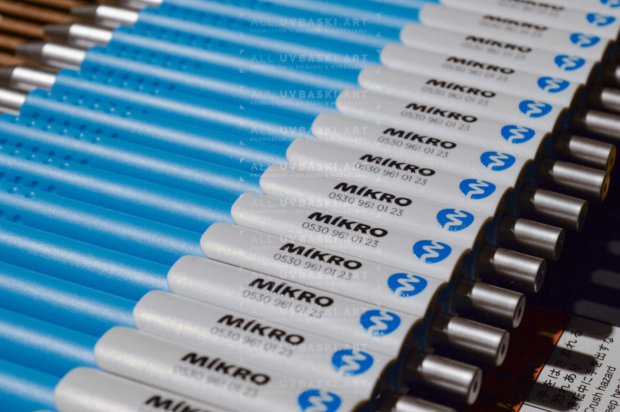 Mavi Kalem Üzerine Pastel Renkli Logo Baskısı – ALL ile Yumuşak Tasarım