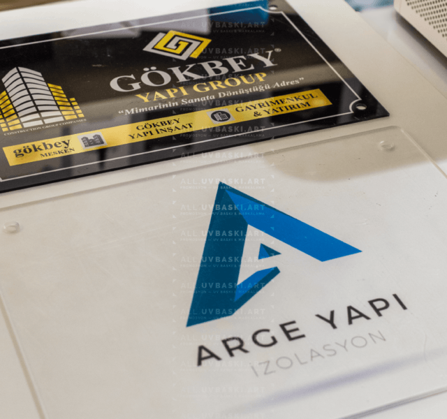 Beyaz pleksi üzerine UV baskılı, renkli ve canlı logo tabelası
