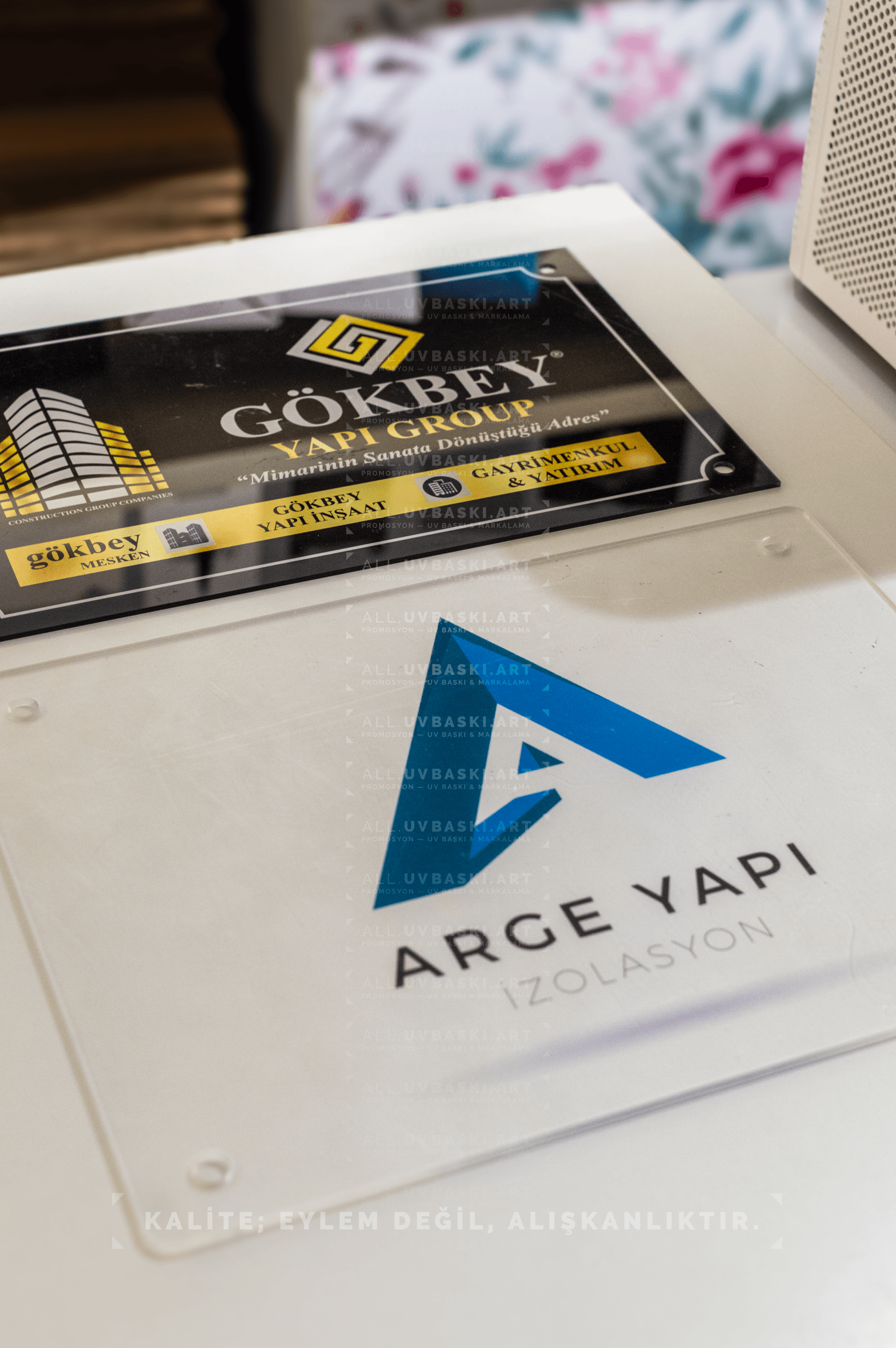 Beyaz pleksi üzerine UV baskılı, renkli ve canlı logo tabelası