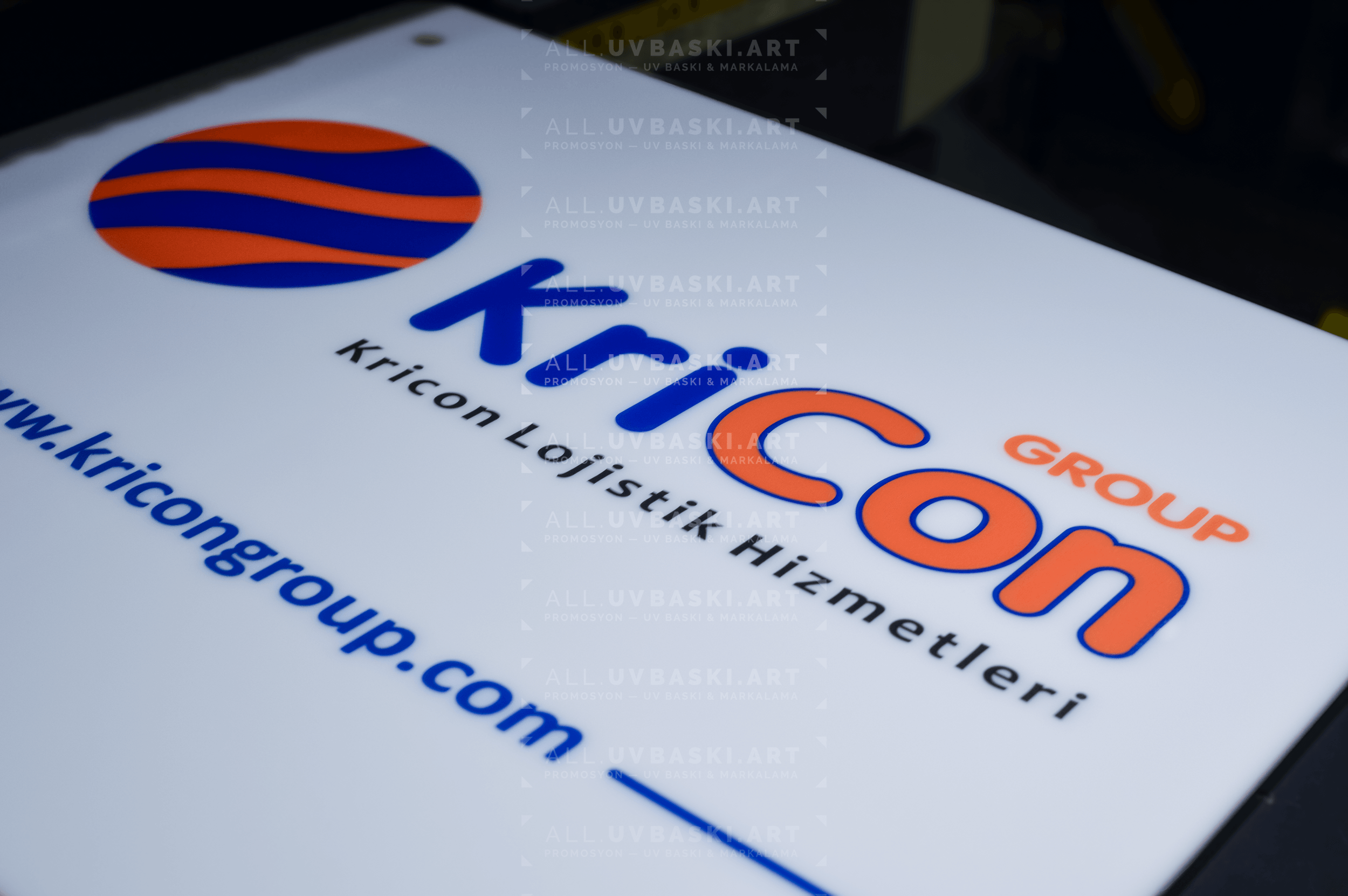 Beyaz pleksi üzerine UV baskılı, Braille alfabesi içeren kapı tabelası