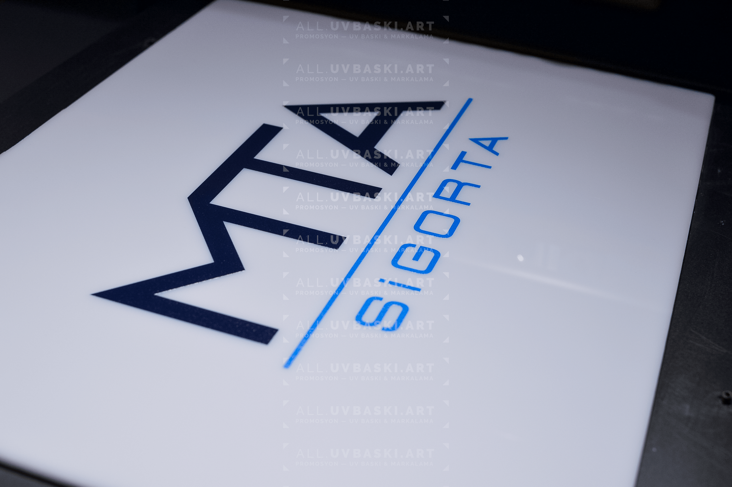 Şık tasarımlı, pleksi UV baskılı şirket tabelası, iç mekan