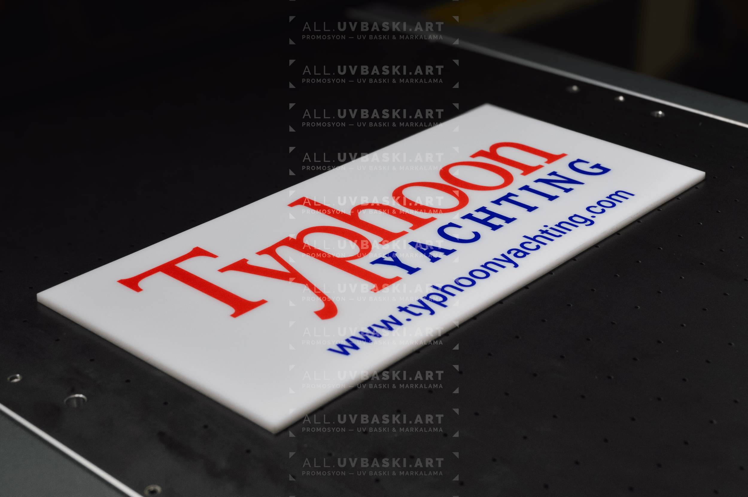 Dış cepheye monte edilmiş, alüminyum kompozit UV baskılı apartman tabelası