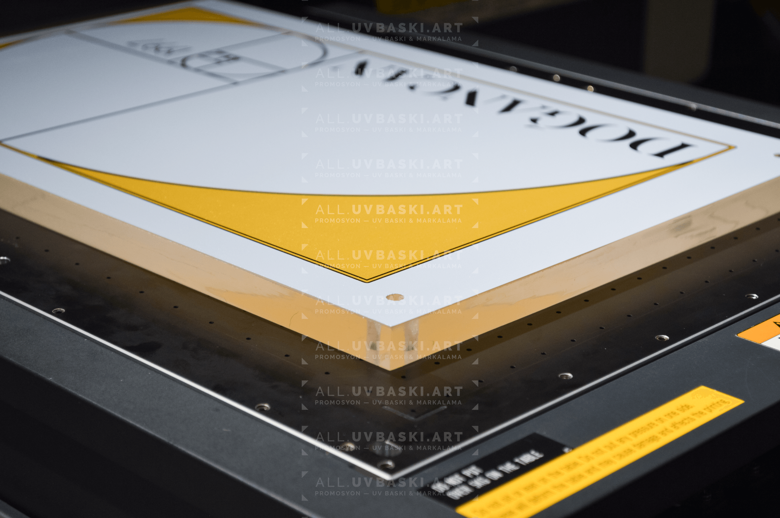 Cam üzerine UV baskılı, şeffaf ve modern ofis tabelası