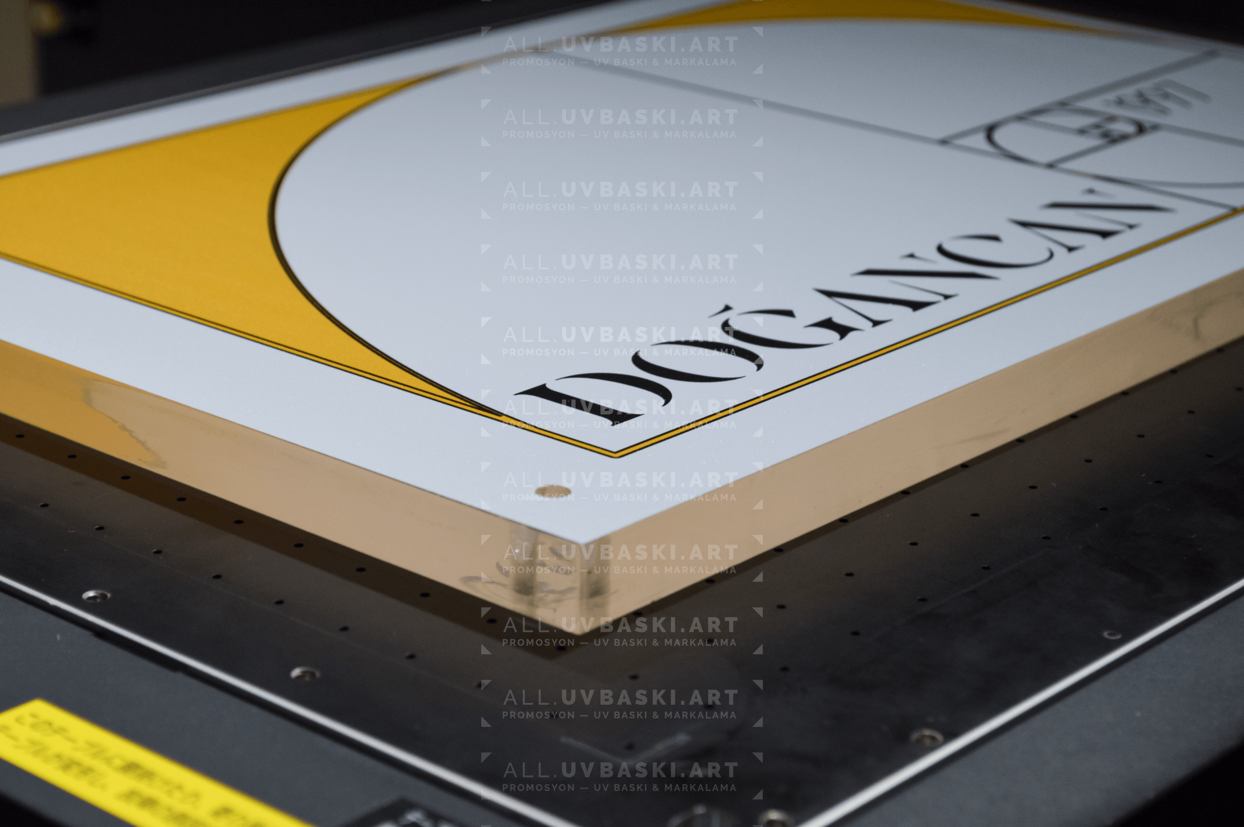 Kalın pleksi üzerine UV baskılı, şık ve modern şirket logosu tabelası, iç mekan