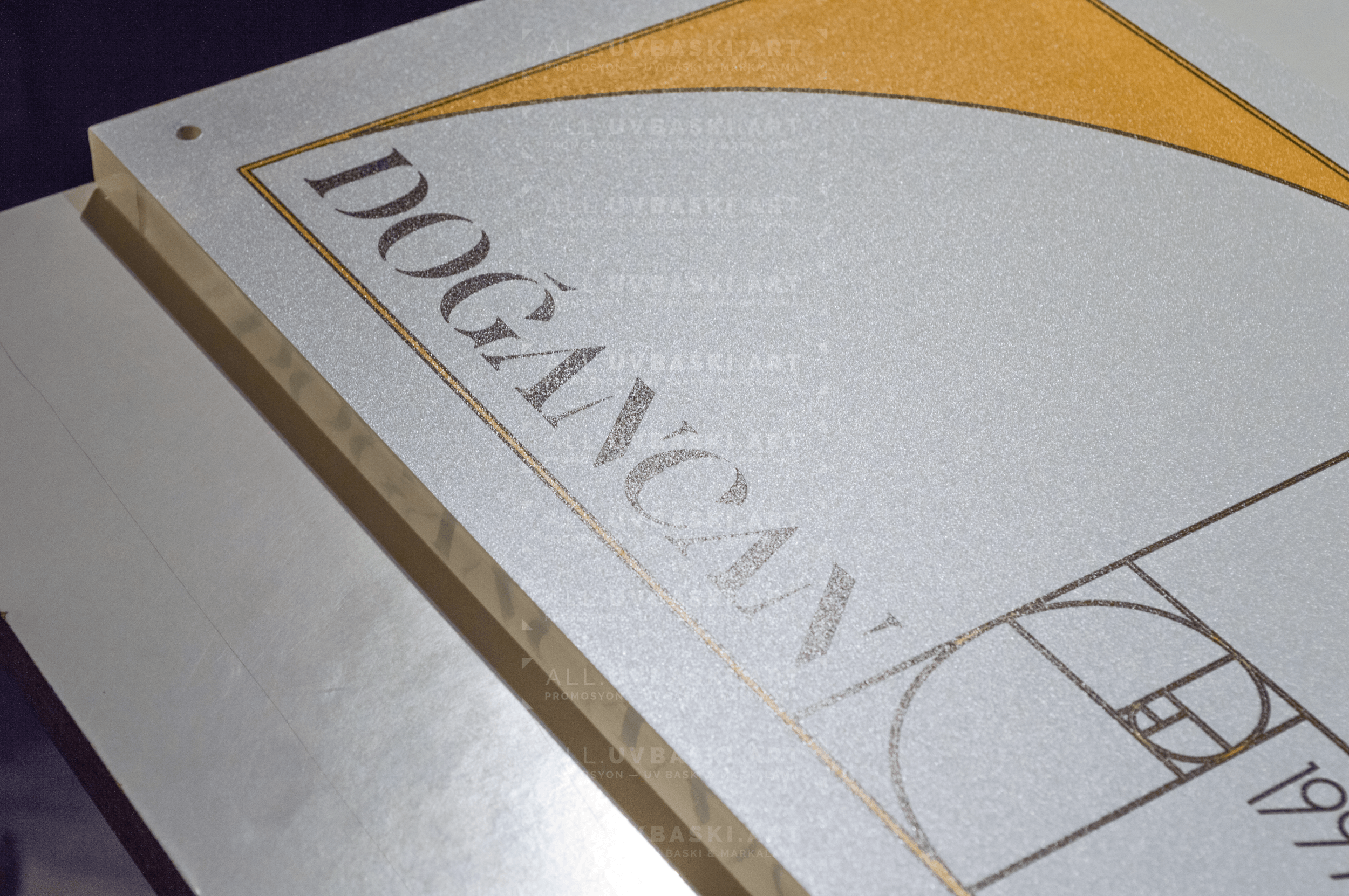 Şeffaf kalın pleksi, beyaz zemin, renkli grafikler, UV baskı bilgilendirme tabelası.