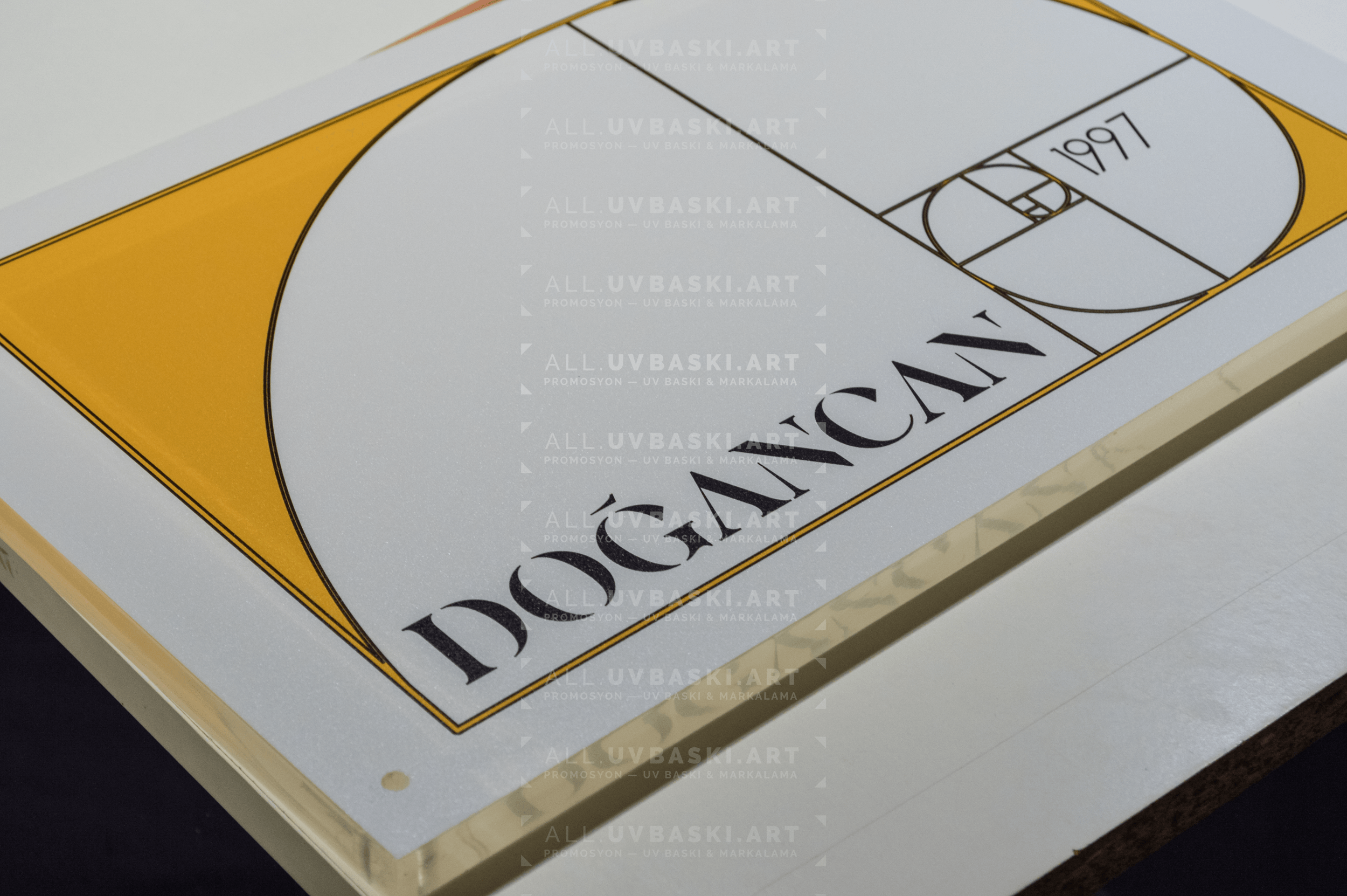 Şeffaf kalın pleksi üzerine beyaz zeminli UV baskı, katmanlı kat yönlendirme tabelası, ofis binası