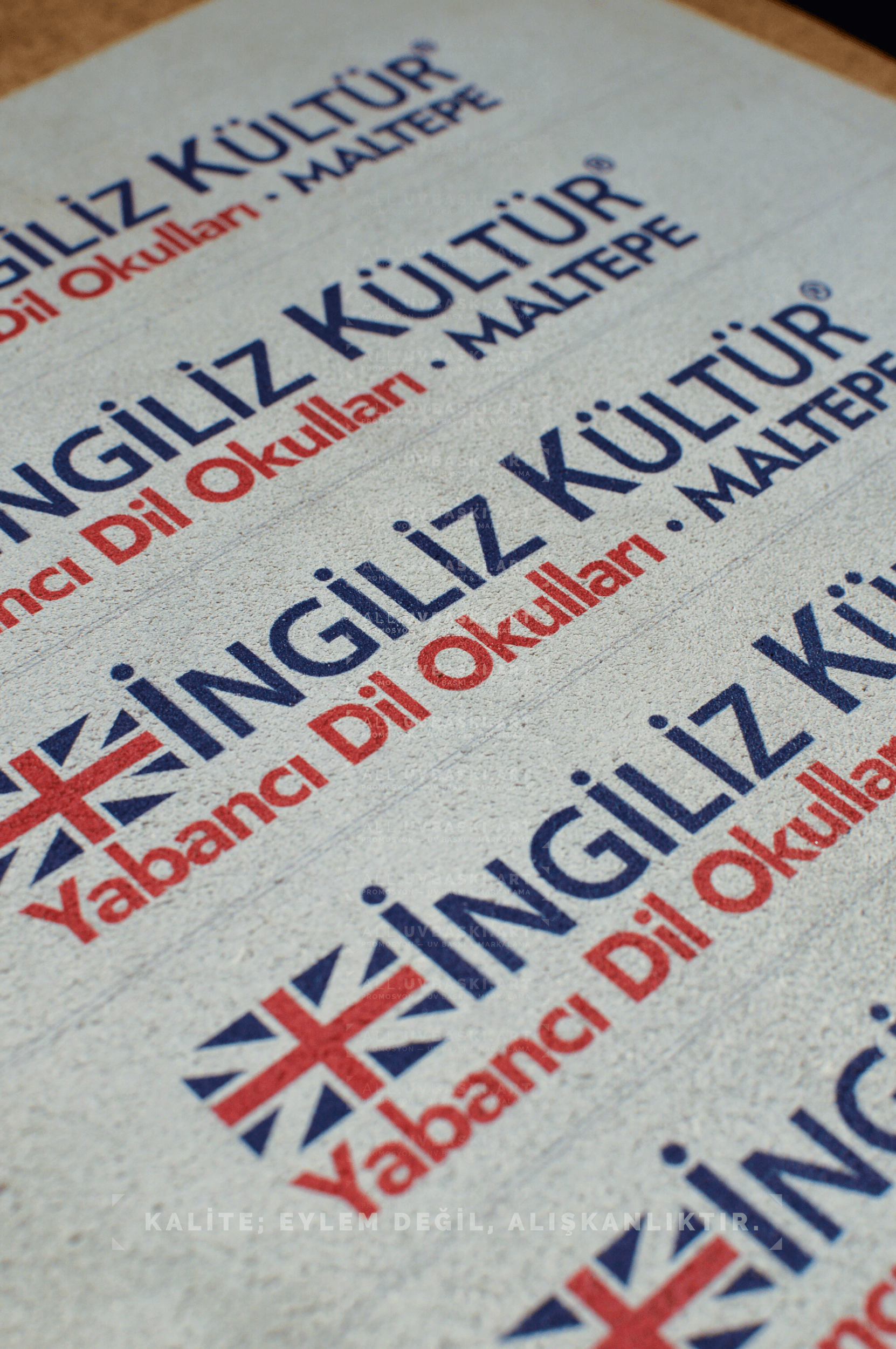 UV baskı makinesi süet deri üzerine baskı yaparken detaylı yakın çekim.