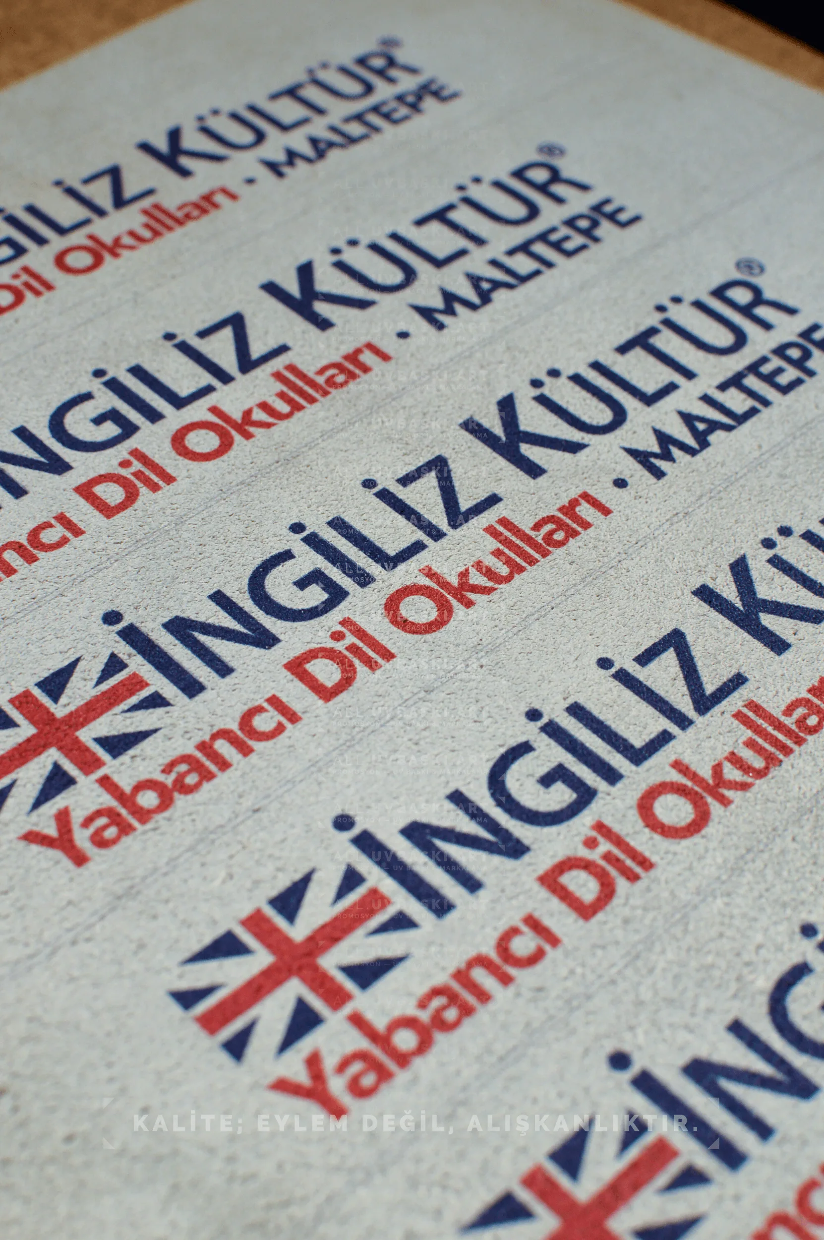 UV baskı makinesi süet deri üzerine baskı yaparken detaylı yakın çekim.