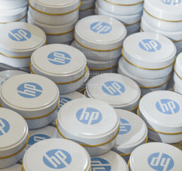 Beyaz yuvarlak mum kutusu üzerine UV baskılı HP logosu.