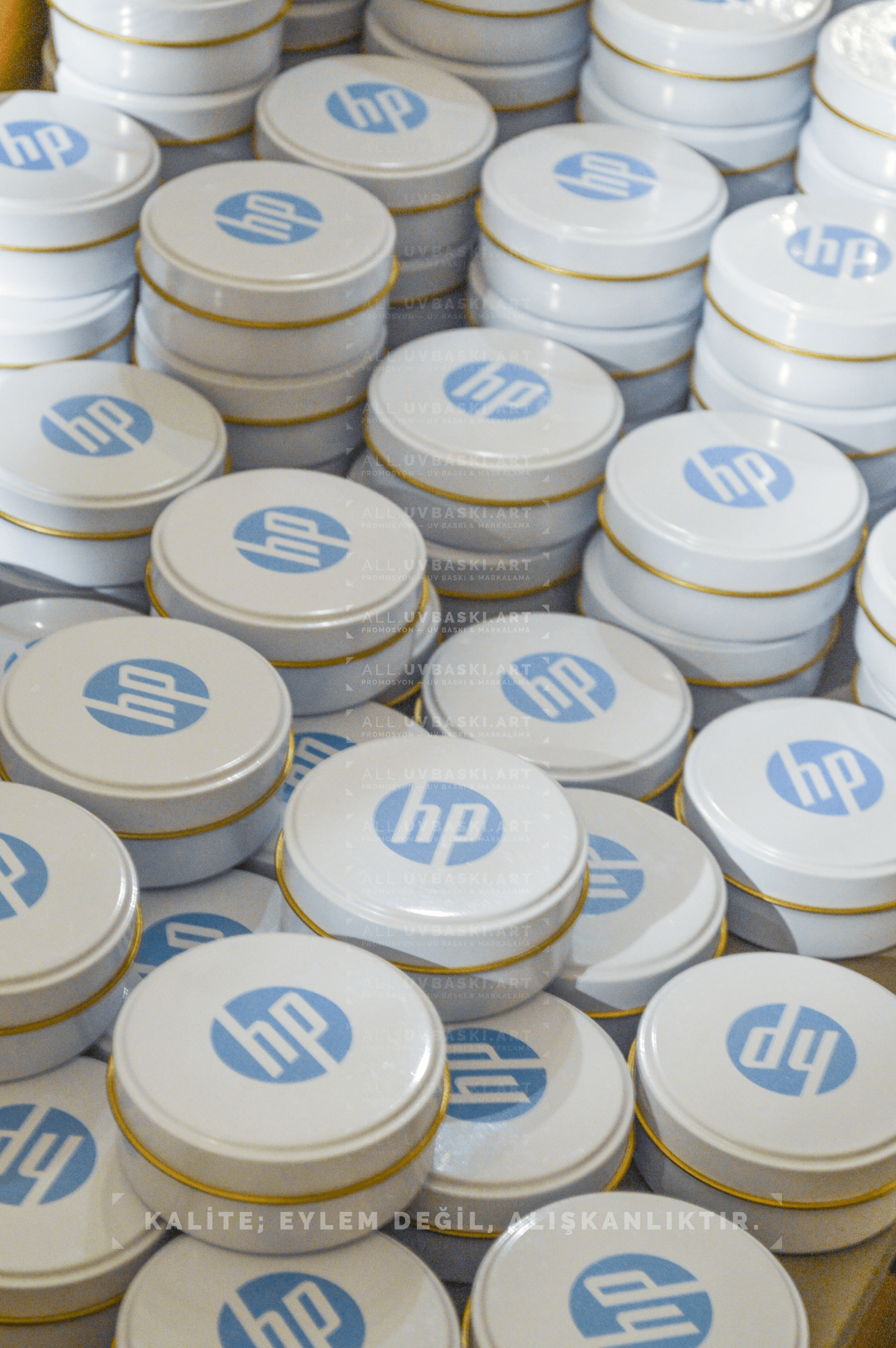 Beyaz yuvarlak mum kutusu üzerine UV baskılı HP logosu.