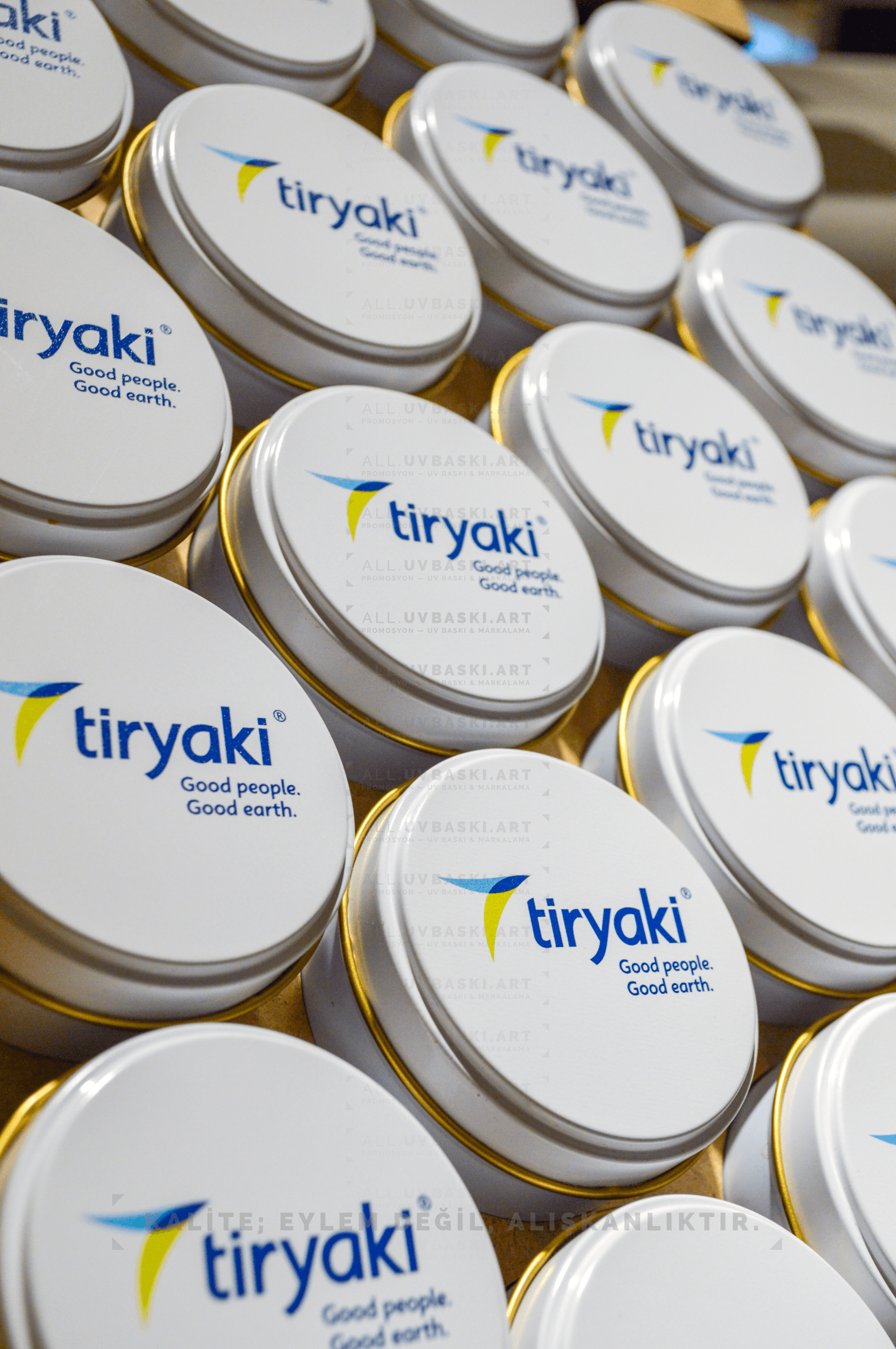 Tiryaki logosu UV baskılı beyaz mum kutusu toplu çekim baskı detayı.