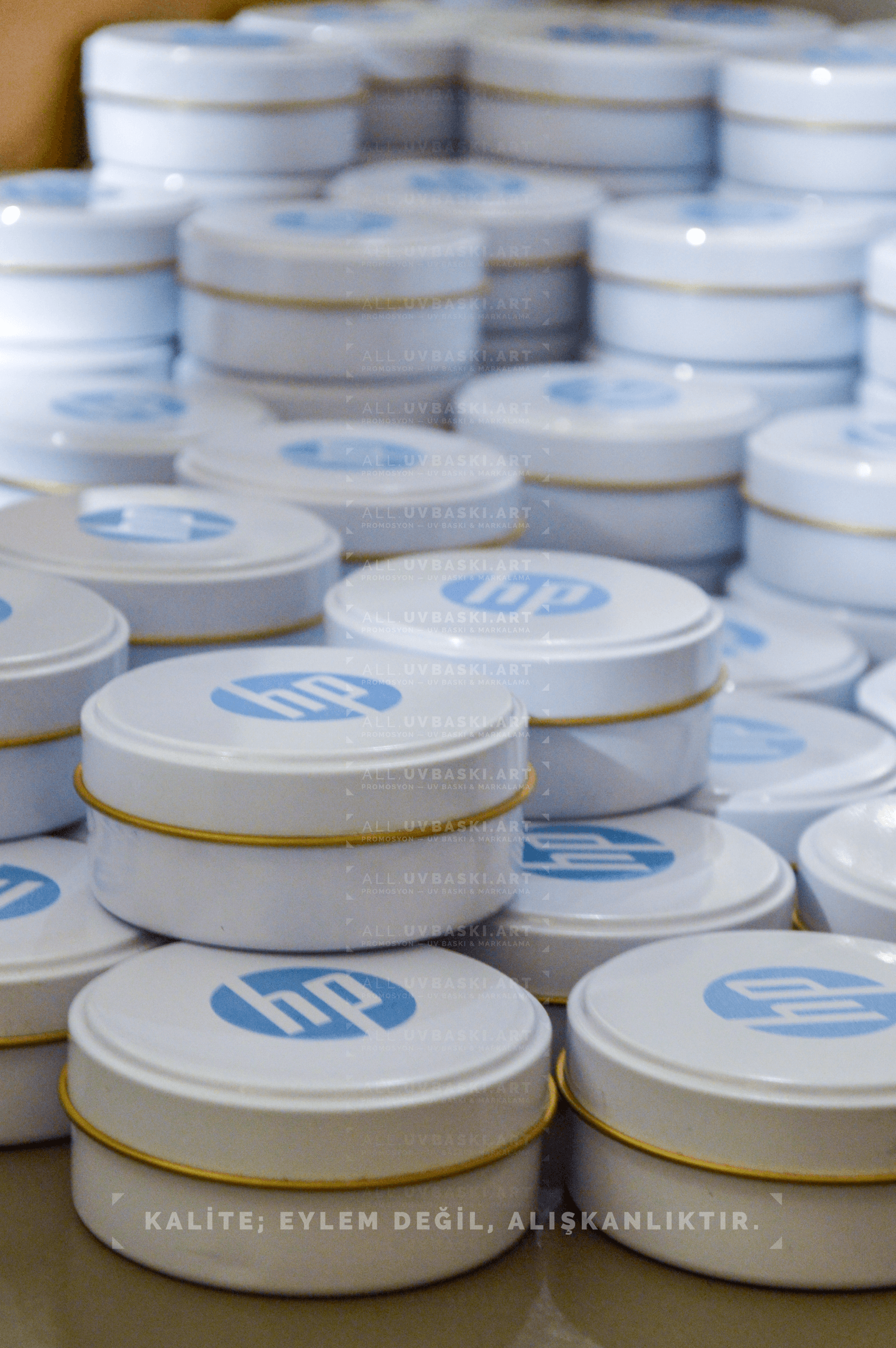 HP logosu UV baskılı beyaz teneke mum kutusu yakın çekim detayı.