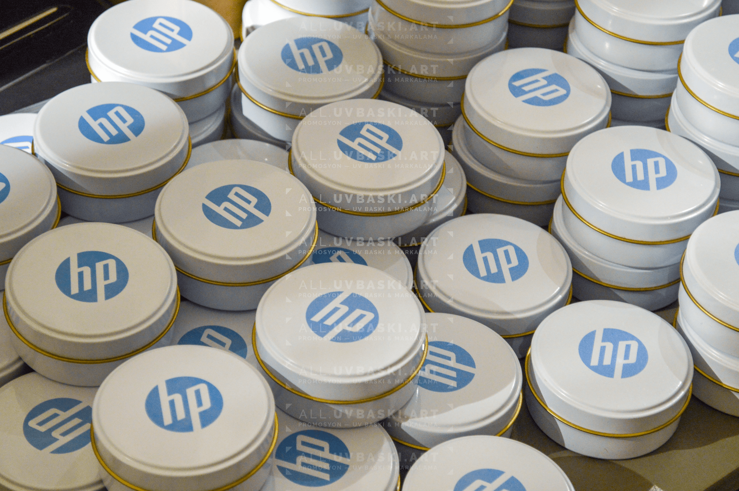 UV baskılı HP logolu beyaz yuvarlak mum kutuları grubu.