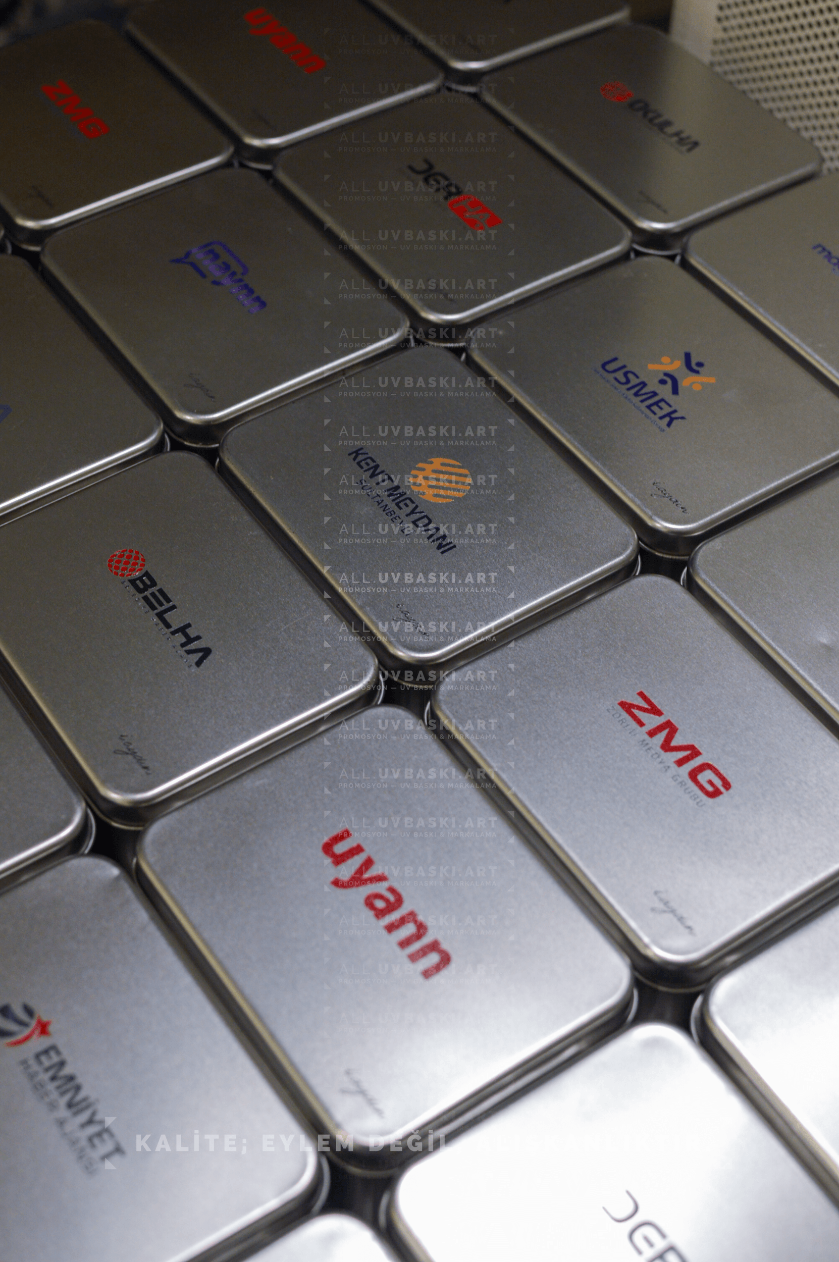 Medya sektörü etkinliği için gümüş rengi dikdörtgen metal çikolata kutusu üzerine UV baskı.