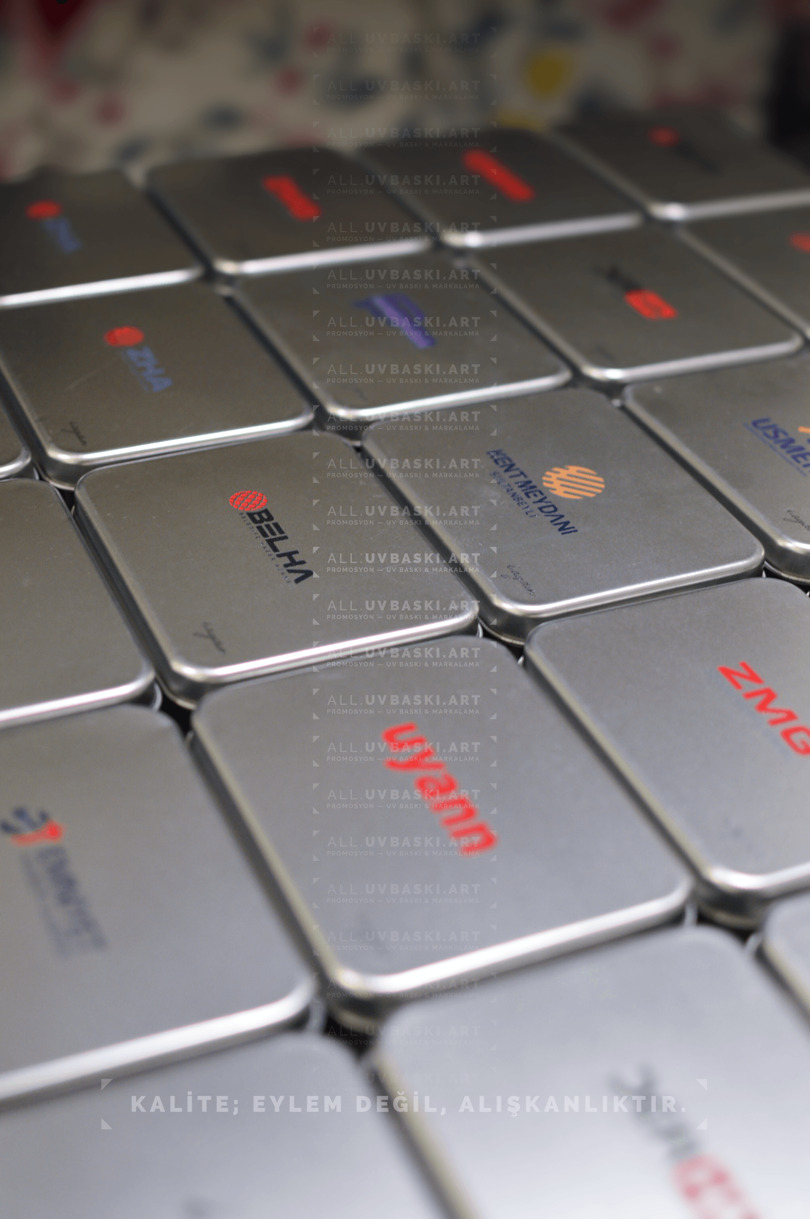 Gümüş rengi metal ikramlık çikolata kutusu üzerinde UV baskılı [logo/grafik] detayı.
