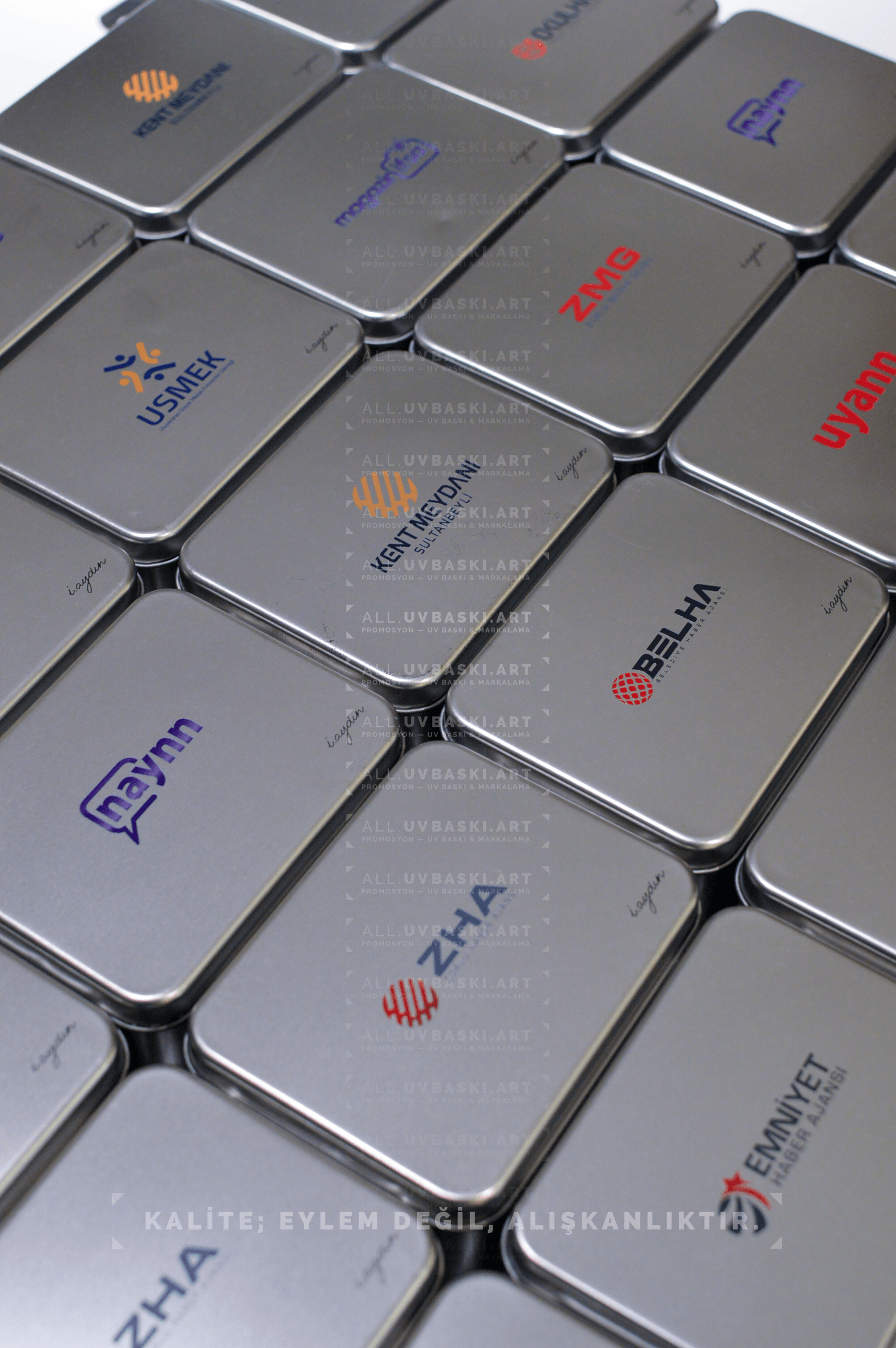 Medya lansmanı için gümüş metal çikolata kutusu üzerine UV baskılı [etkinlik adı/tarihi].